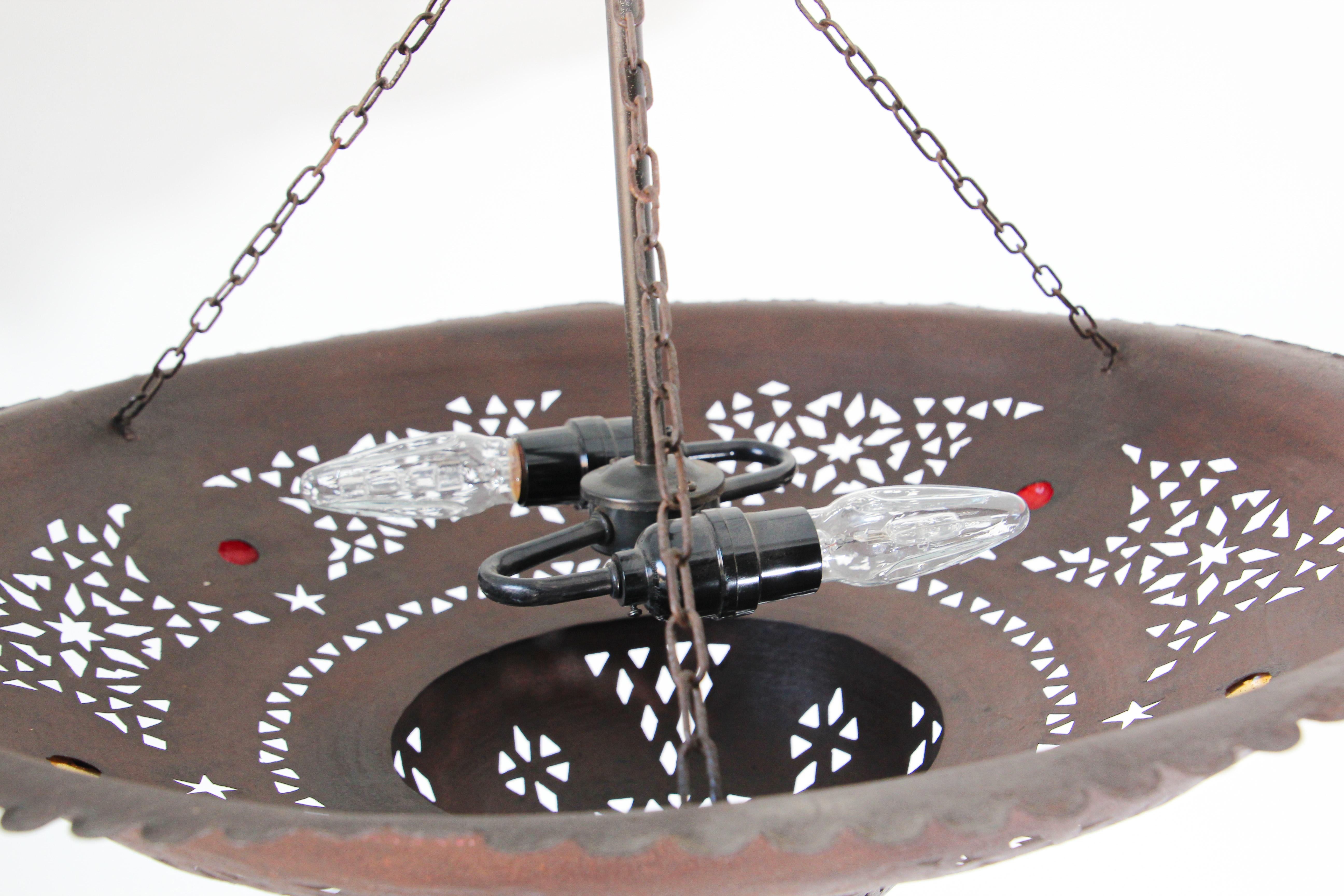 Lustre en métal marocain fabriqué à la main avec un design mauresque en vente 1