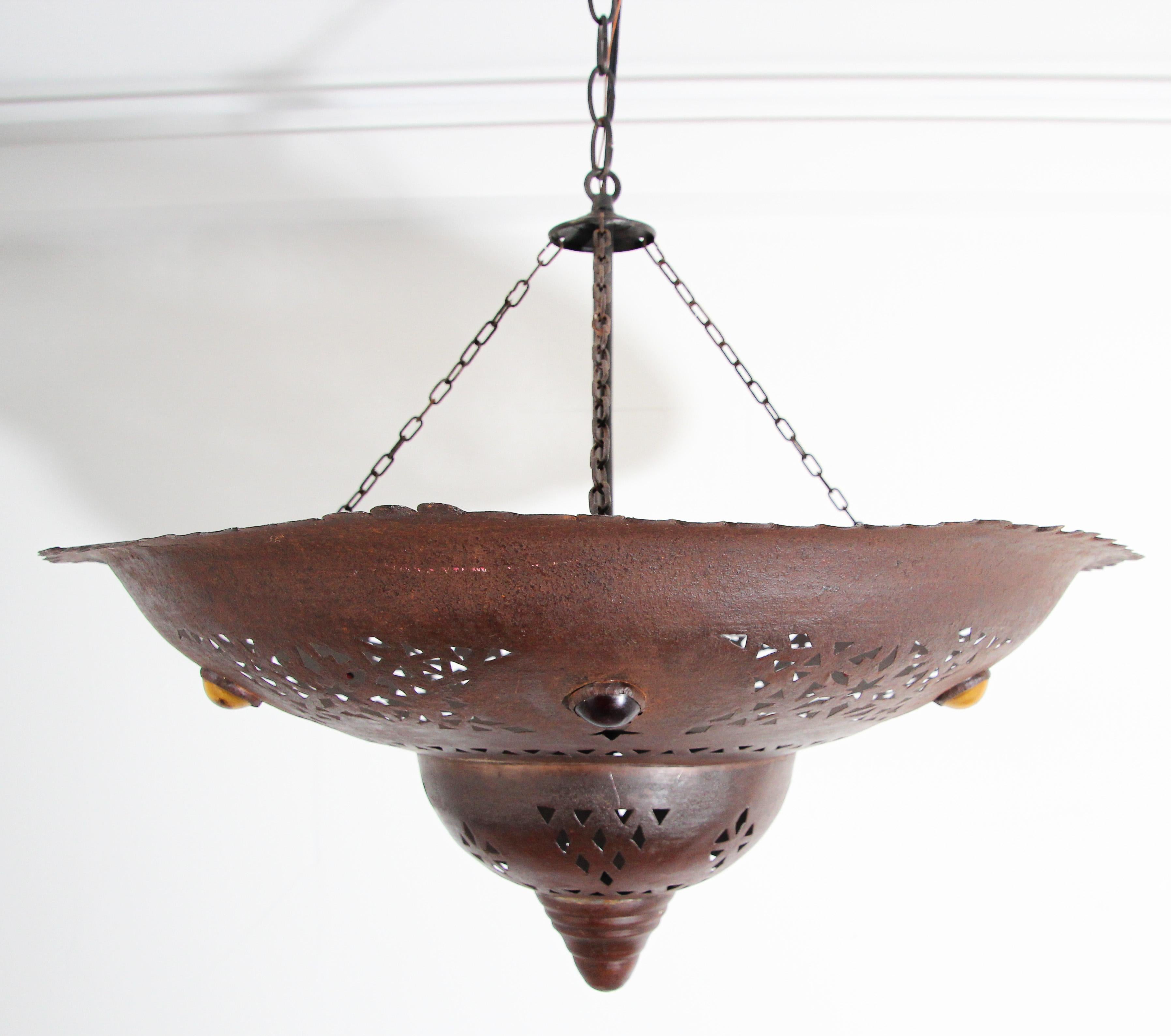 Lustre en métal marocain fabriqué à la main avec un design mauresque en vente 2