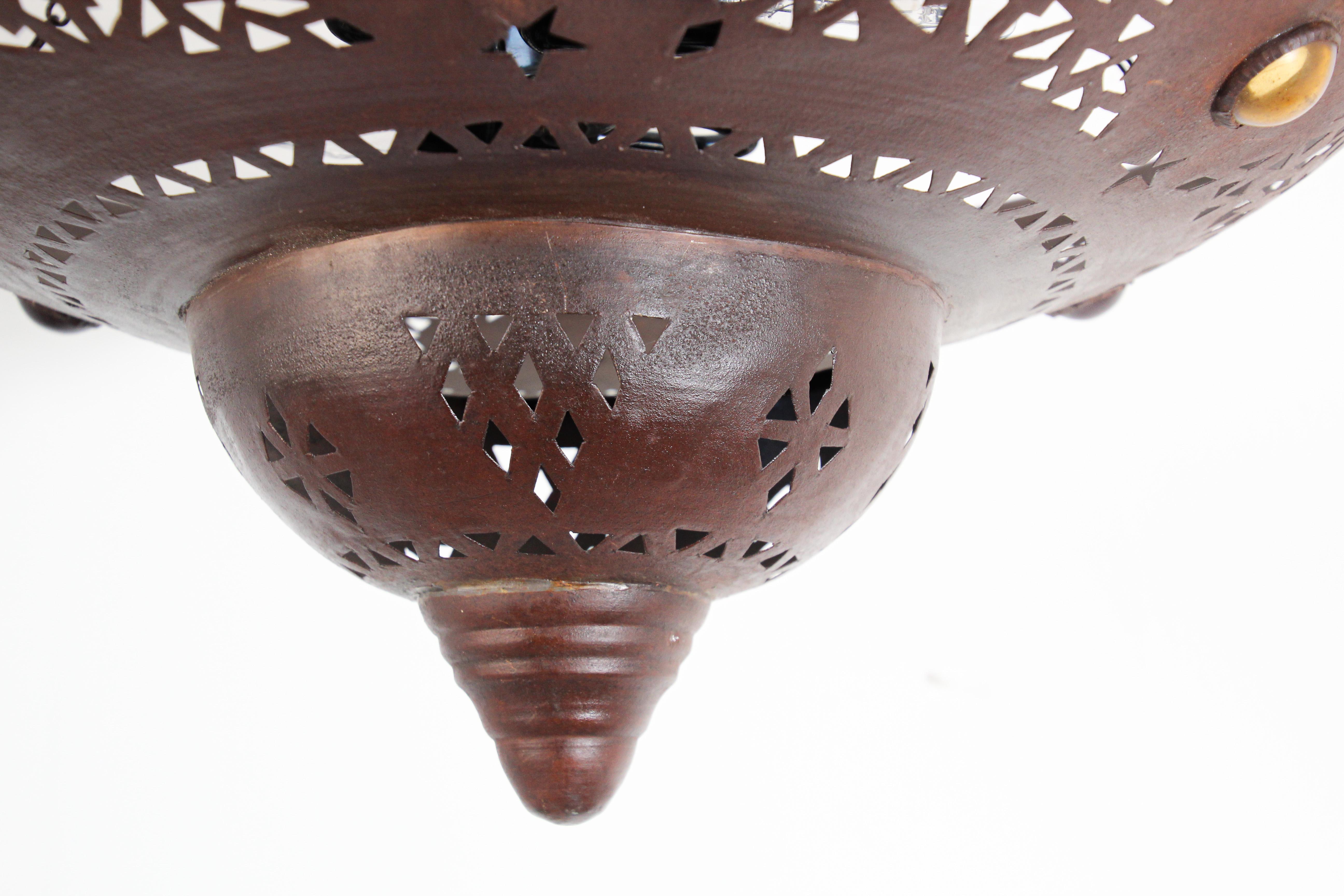 Lustre en métal marocain fabriqué à la main avec un design mauresque en vente 6