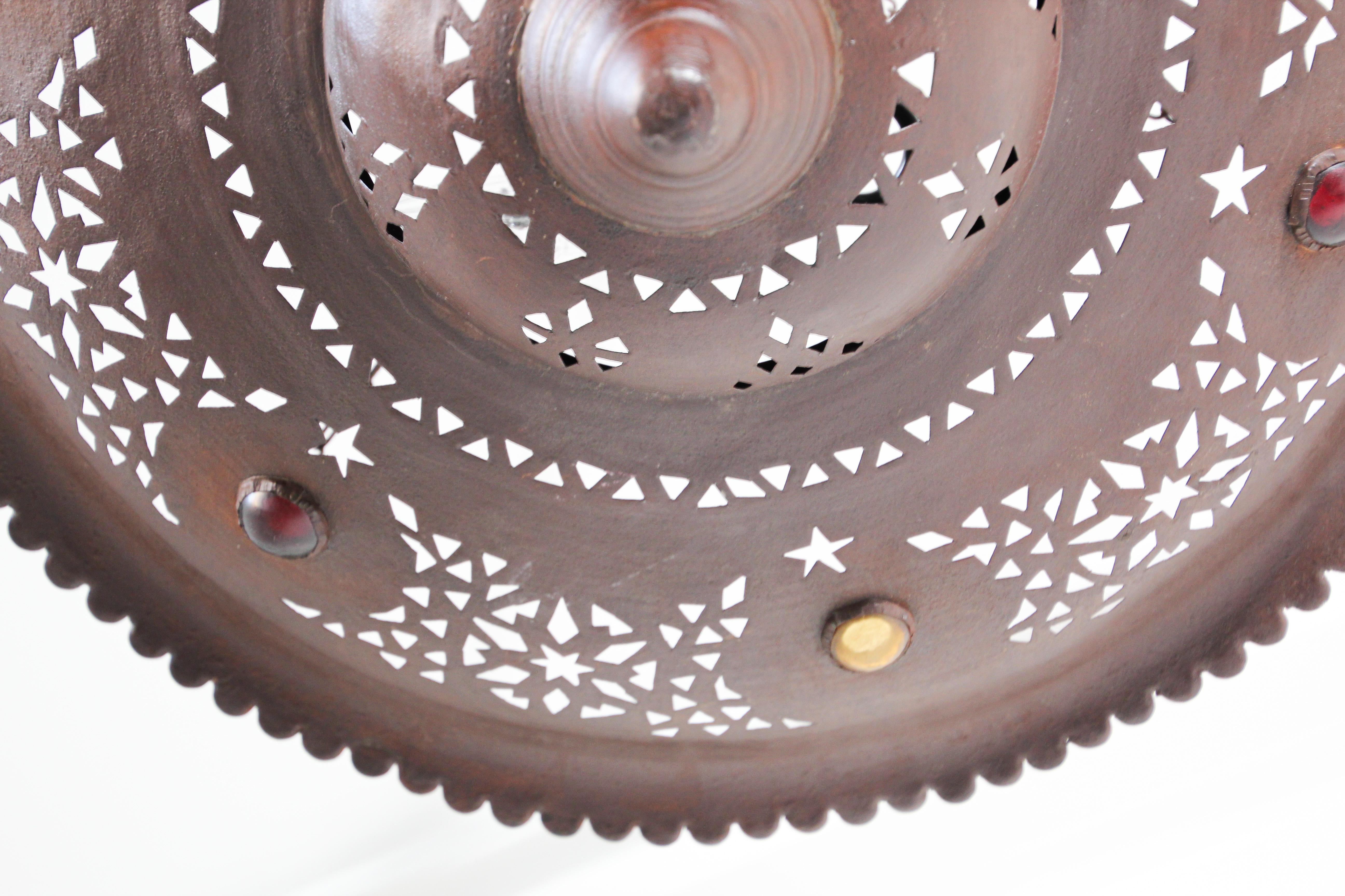 Lustre en métal marocain fabriqué à la main avec un design mauresque en vente 9