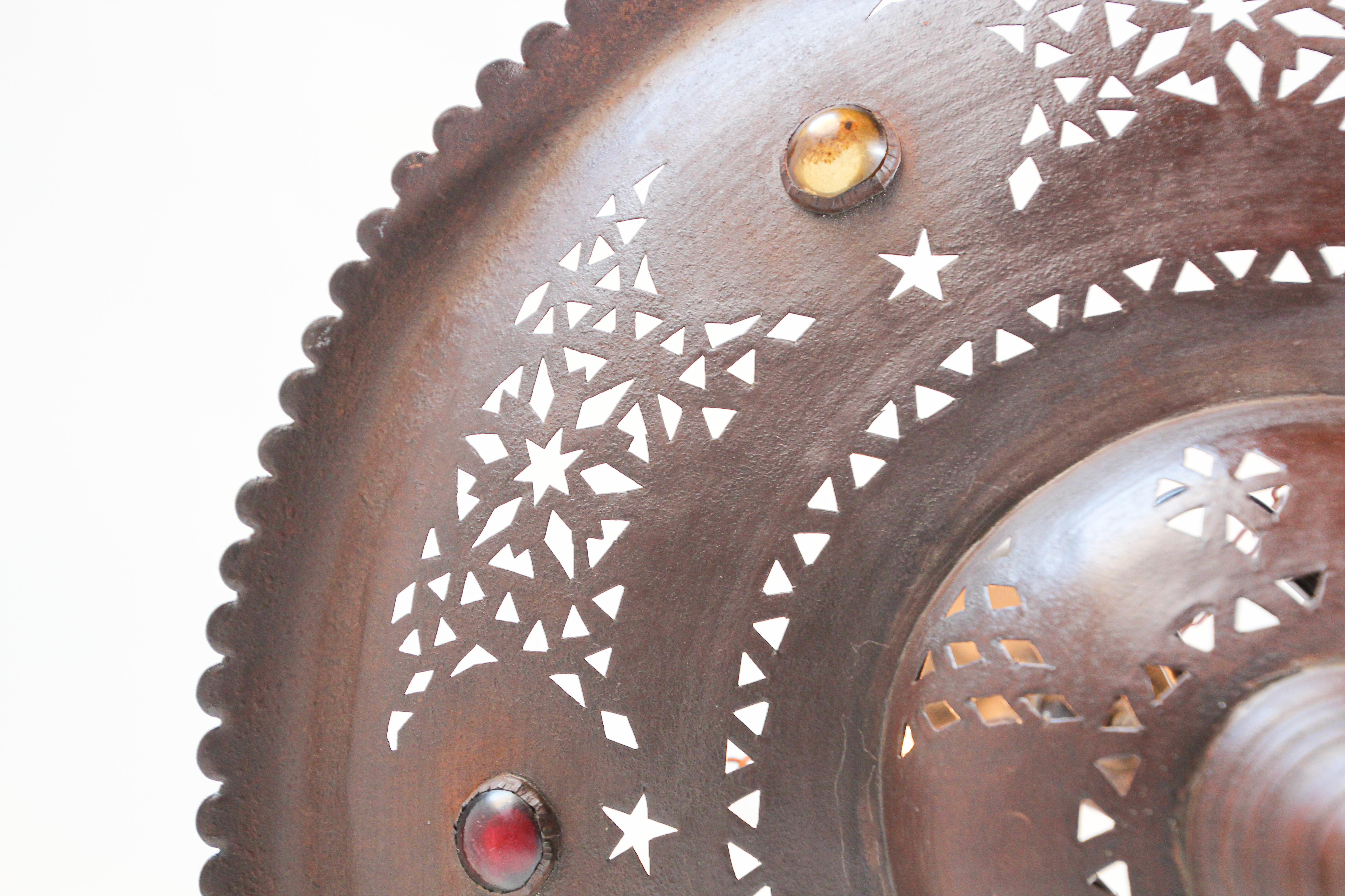 Marocain Lustre en métal marocain fabriqué à la main avec un design mauresque en vente