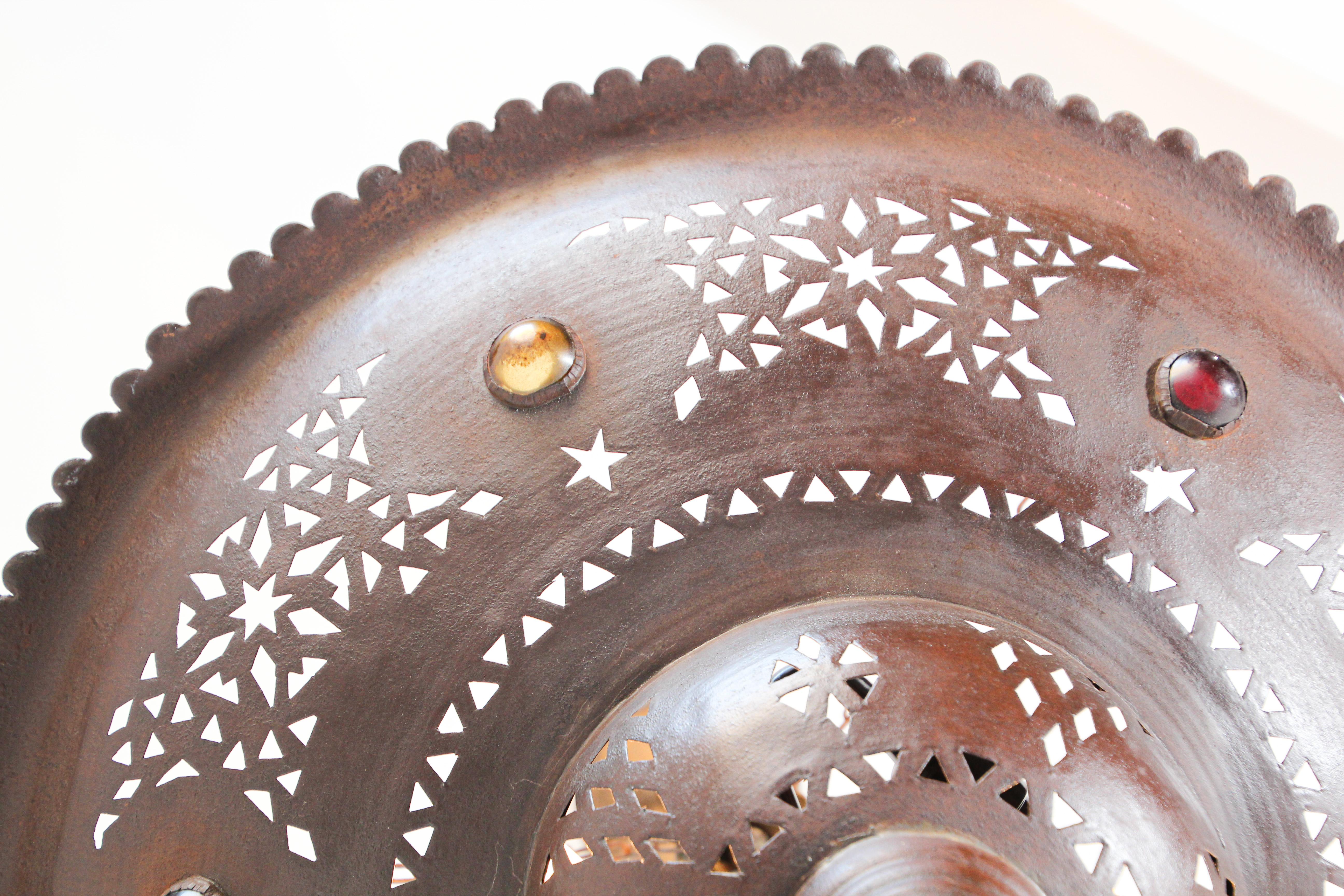 Fait main Lustre en métal marocain fabriqué à la main avec un design mauresque en vente
