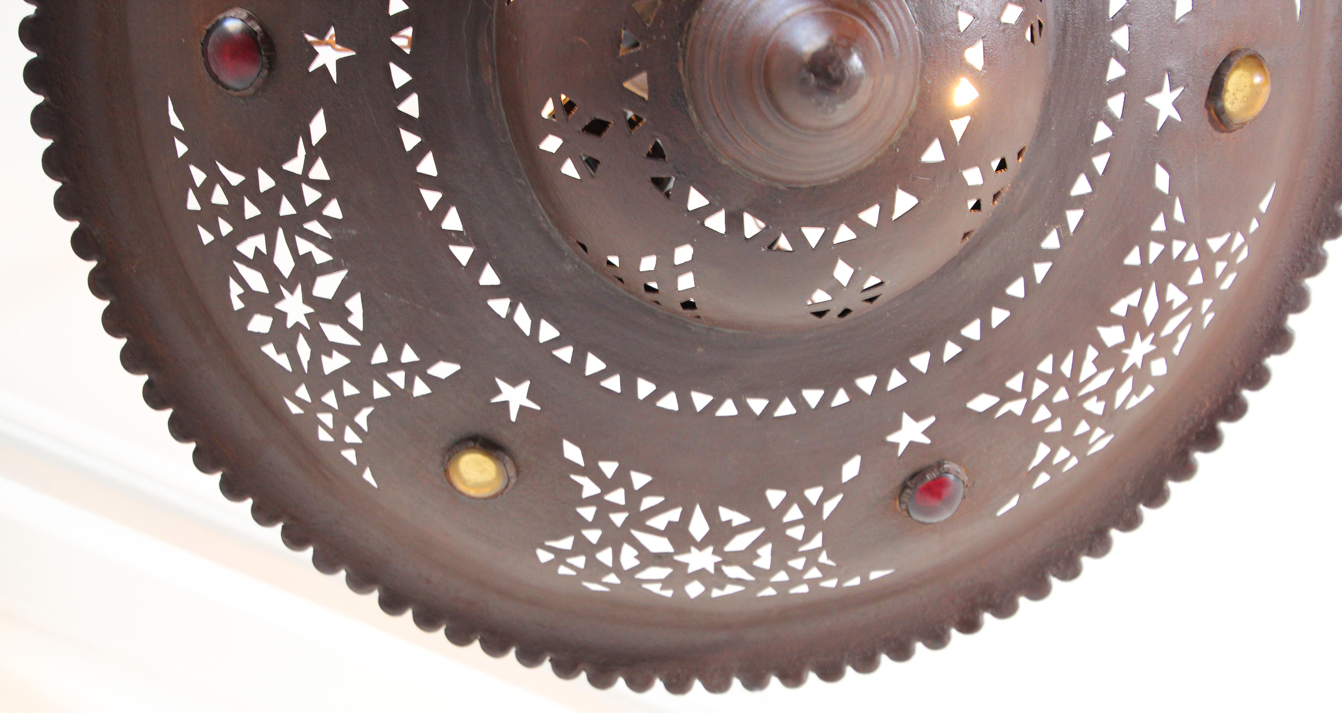 Lustre en métal marocain fabriqué à la main avec un design mauresque Bon état - En vente à North Hollywood, CA