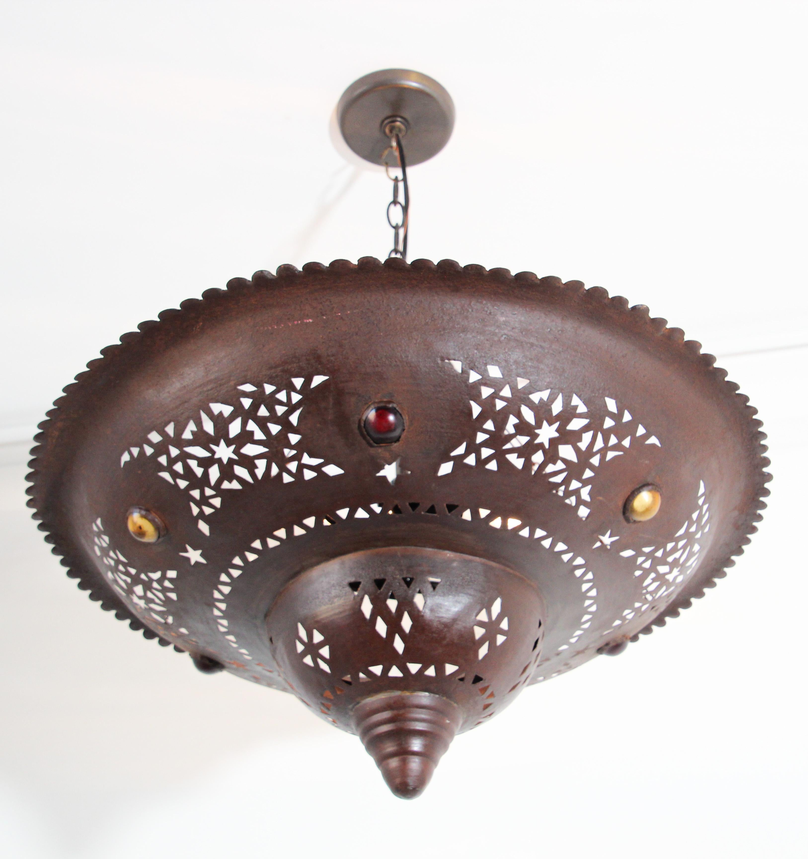 20ième siècle Lustre en métal marocain fabriqué à la main avec un design mauresque en vente