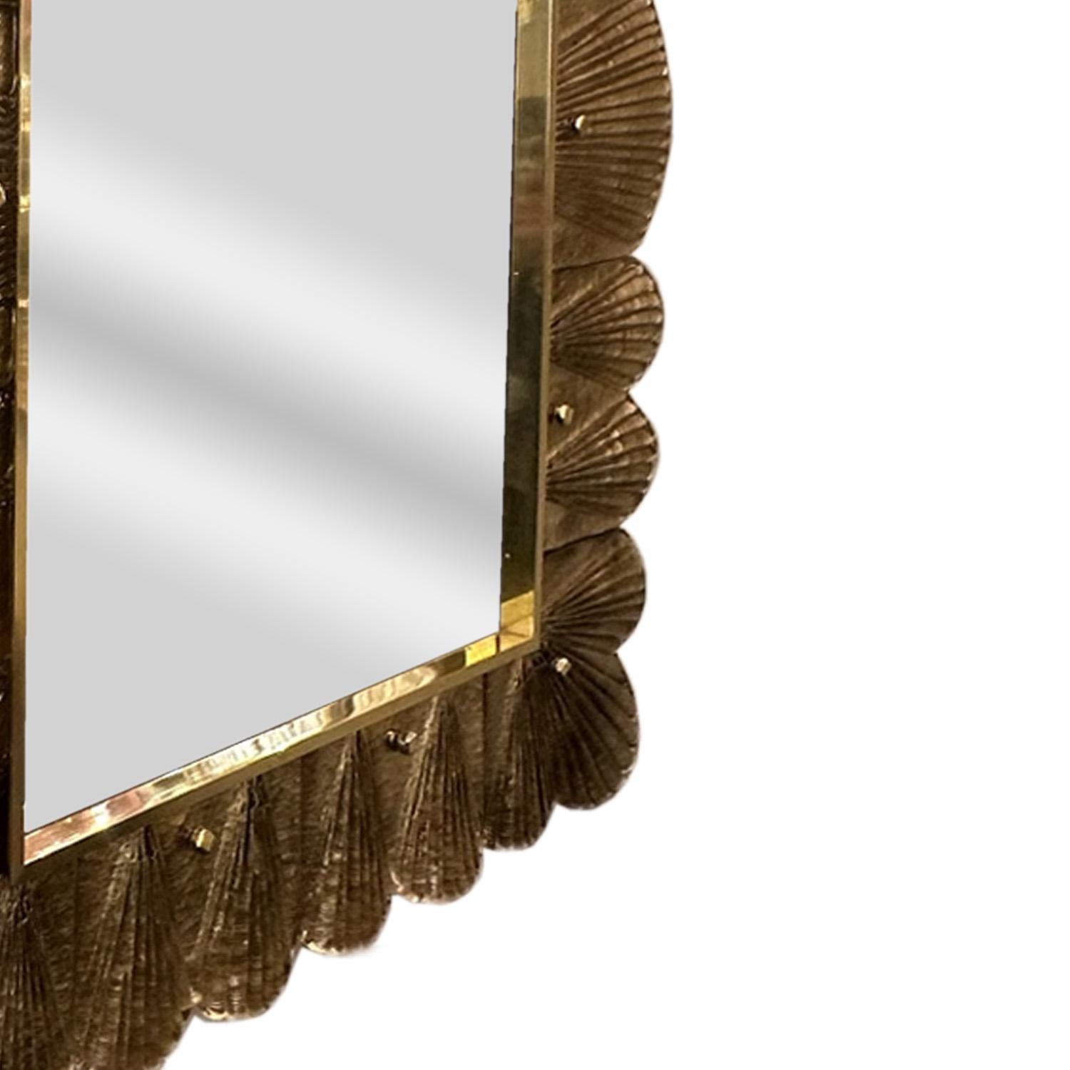 Espejo artesanal de cristal de Murano con motivo de concha de vieira Italiano en venta