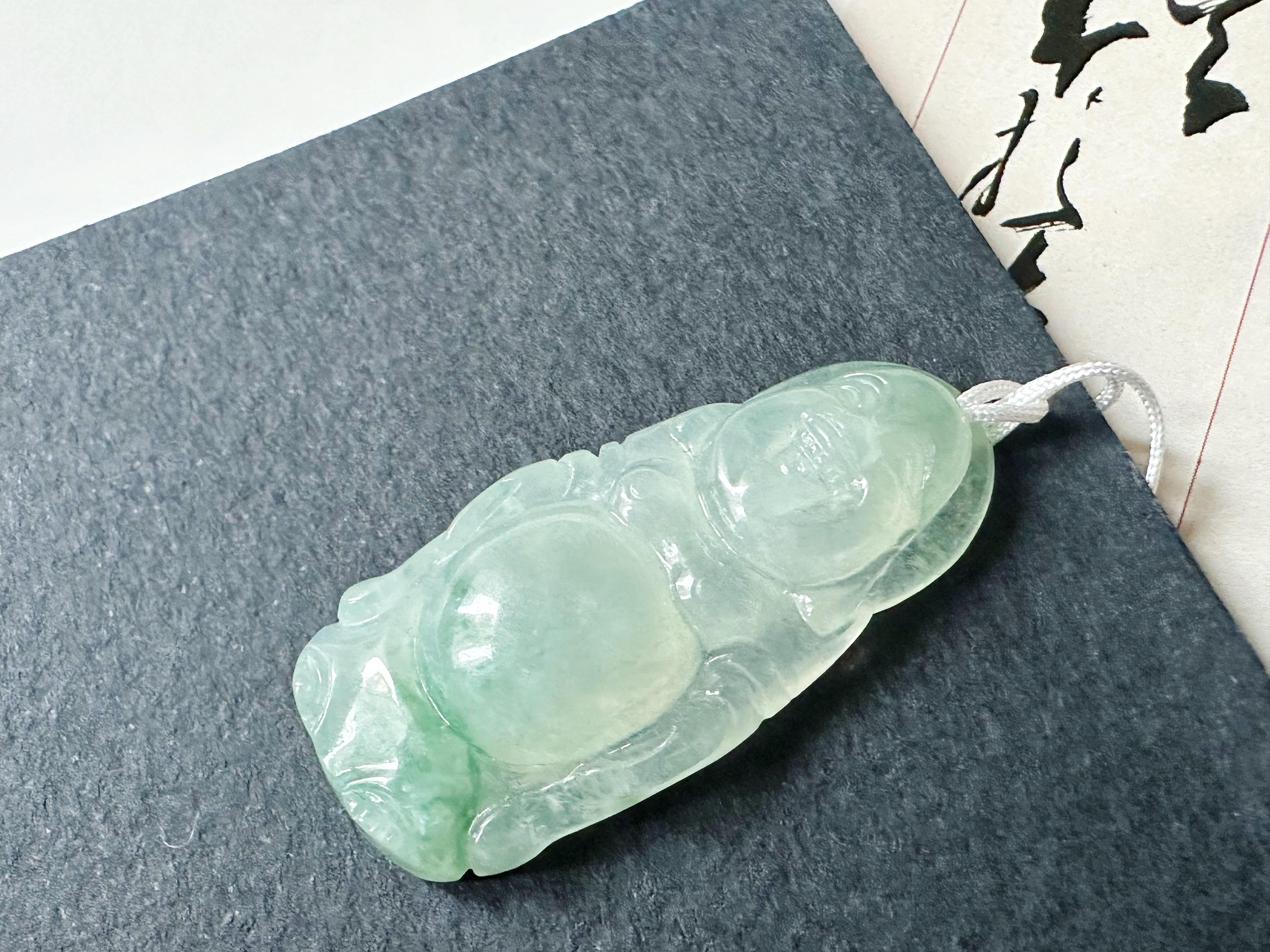 Pendentif Happy Buddha en jade vert translucide, naturel du Myanmar, fabriqué à la main en vente 4