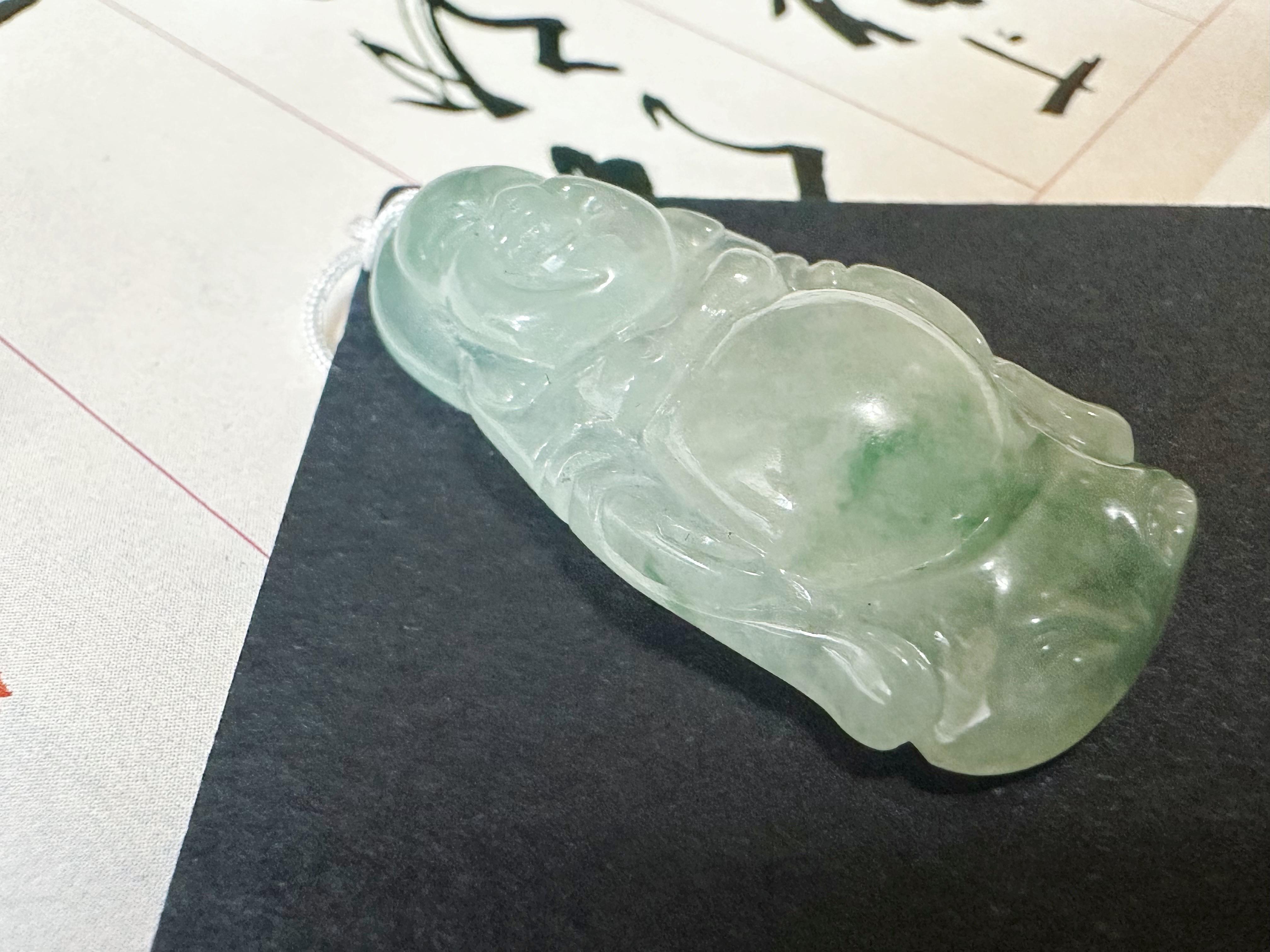 Pendentif Happy Buddha en jade vert translucide, naturel du Myanmar, fabriqué à la main en vente 5