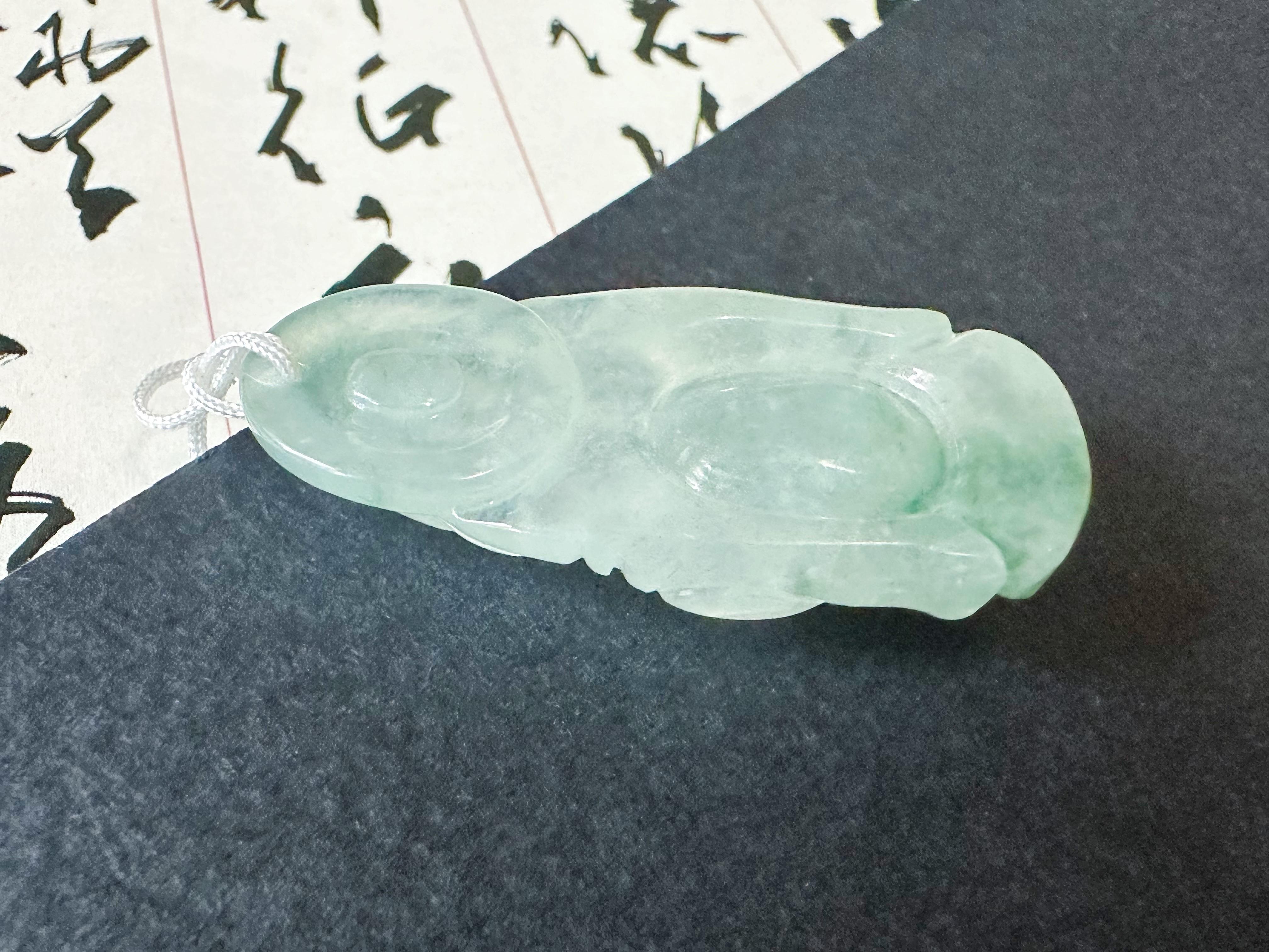 Découvrez la beauté de notre pendentif en jadéite de type A 100 % Nature, méticuleusement sculpté à la main pour représenter la figure joyeuse de Happy Buddha. Cette pièce exquise présente une étonnante translucidité glacée avec des taches vertes