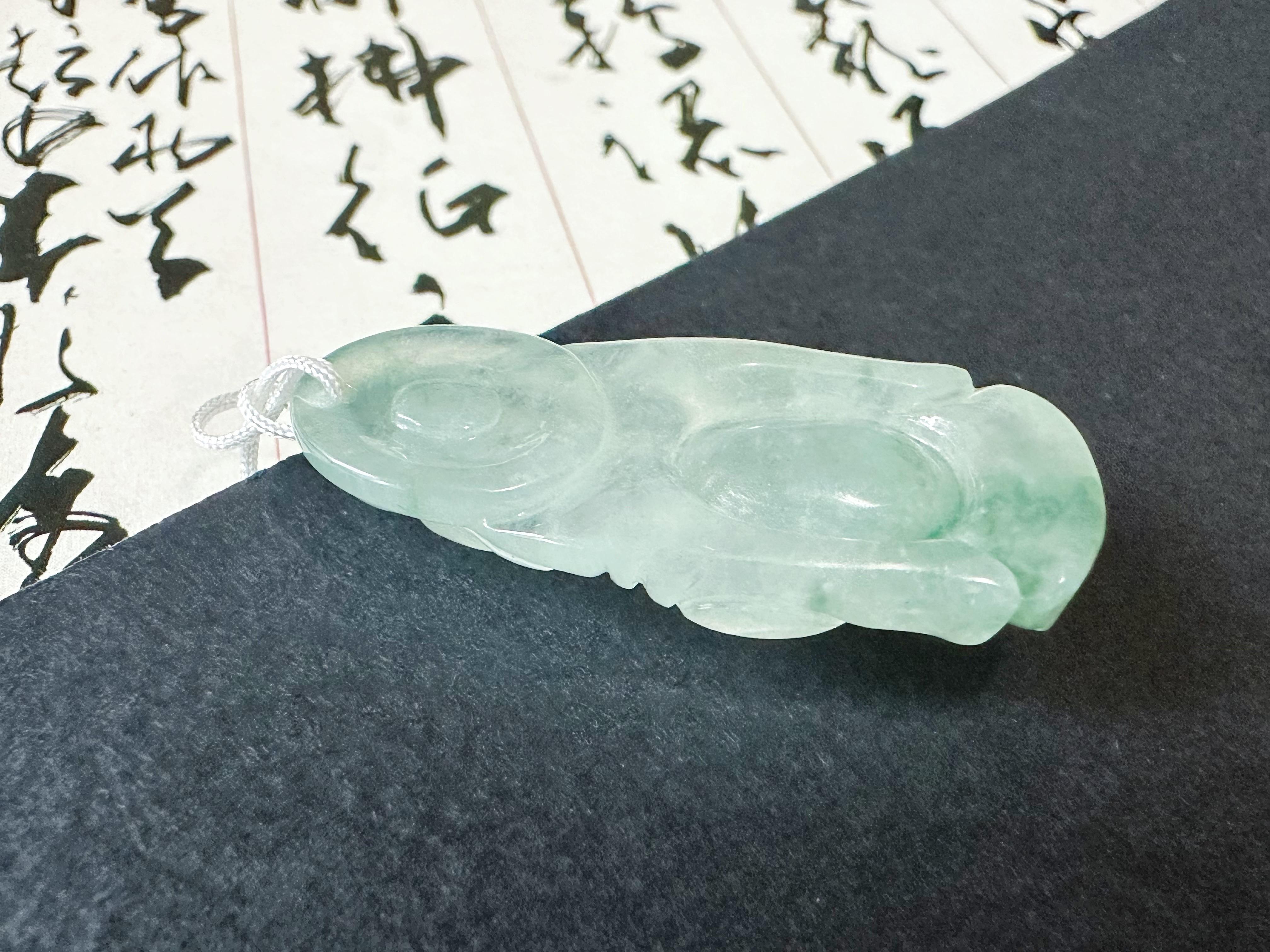 Artisan Pendentif Happy Buddha en jade vert translucide, naturel du Myanmar, fabriqué à la main en vente
