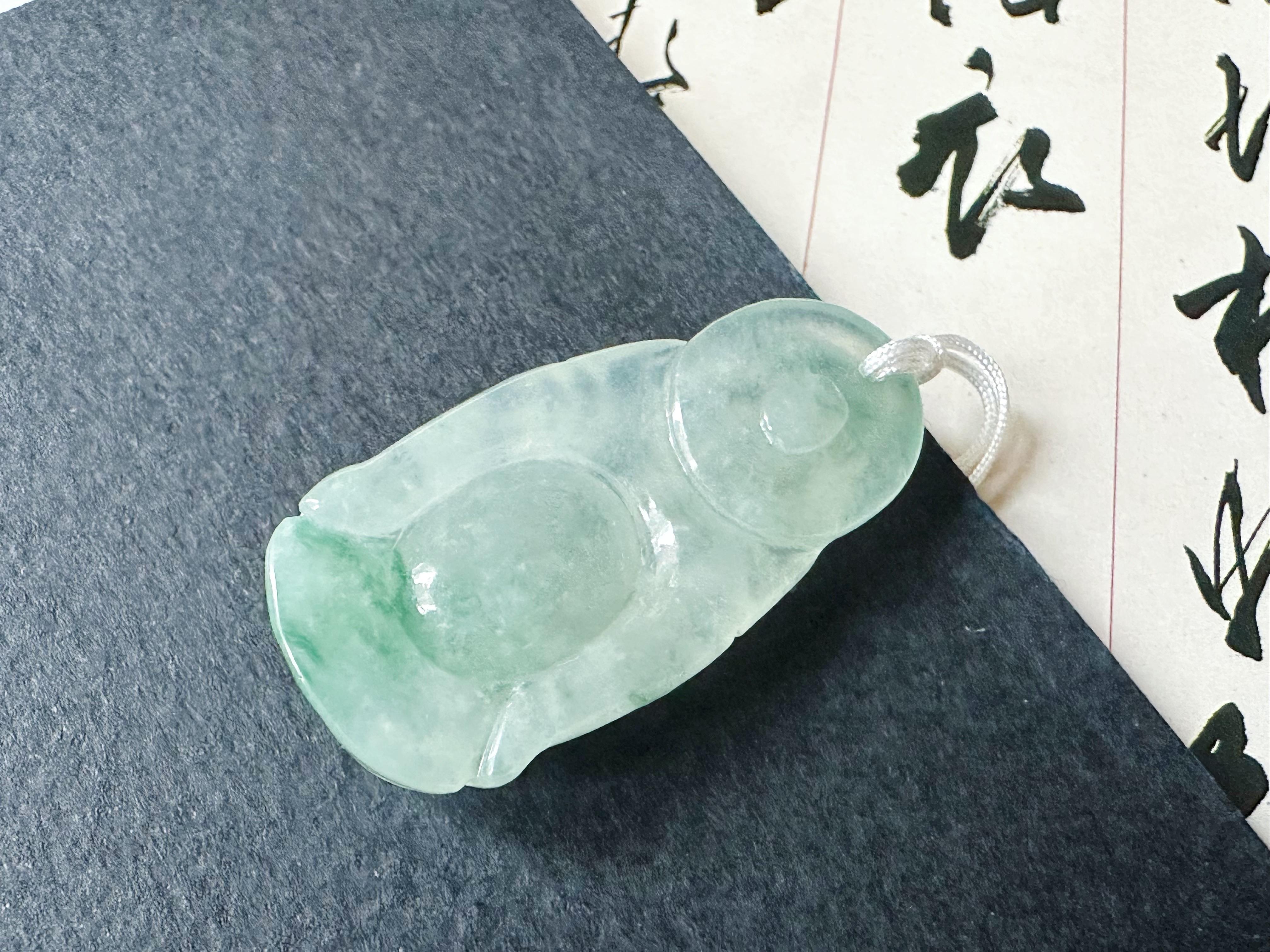 Taille portrait Pendentif Happy Buddha en jade vert translucide, naturel du Myanmar, fabriqué à la main en vente