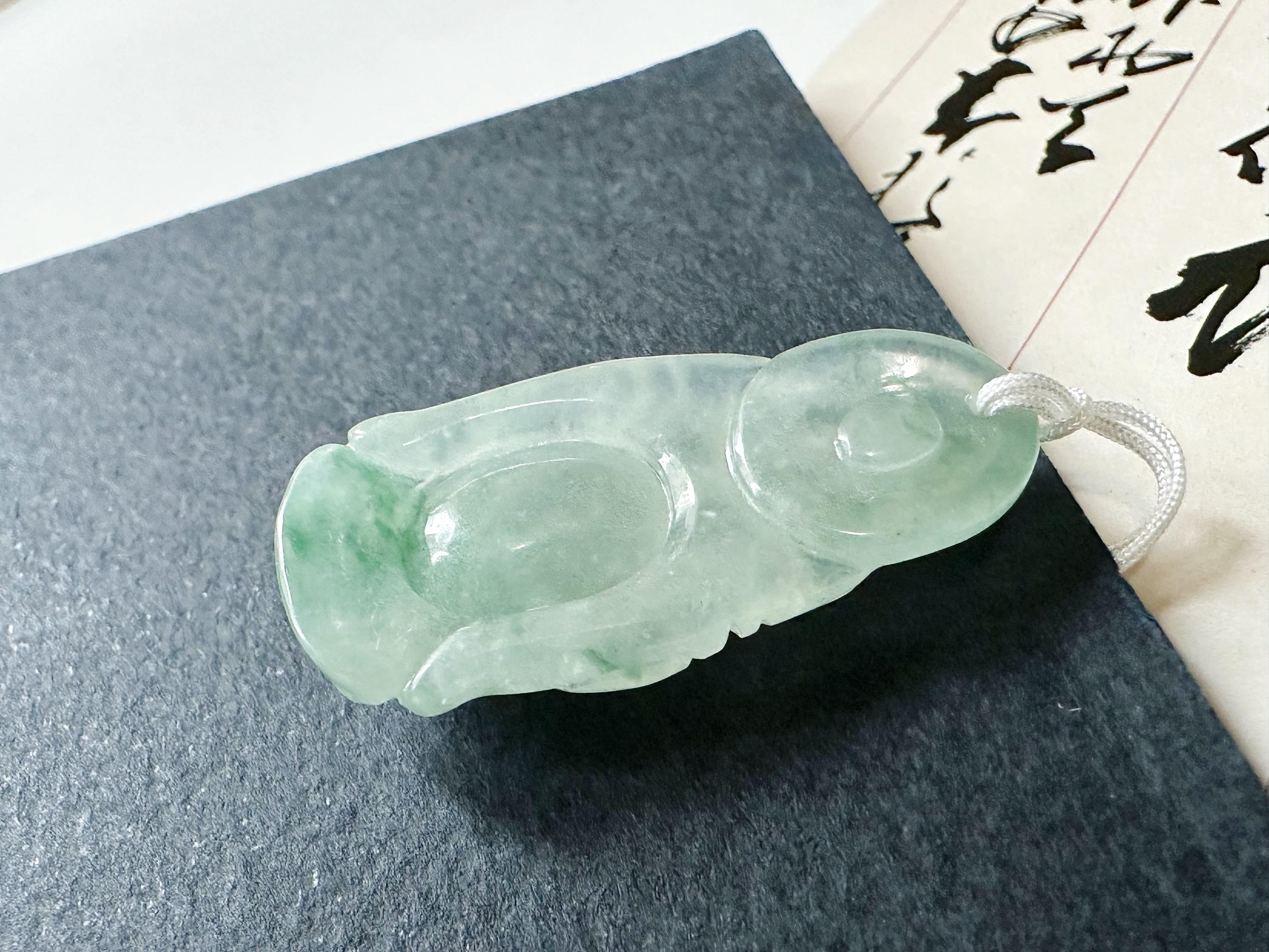 Pendentif Happy Buddha en jade vert translucide, naturel du Myanmar, fabriqué à la main Unisexe en vente