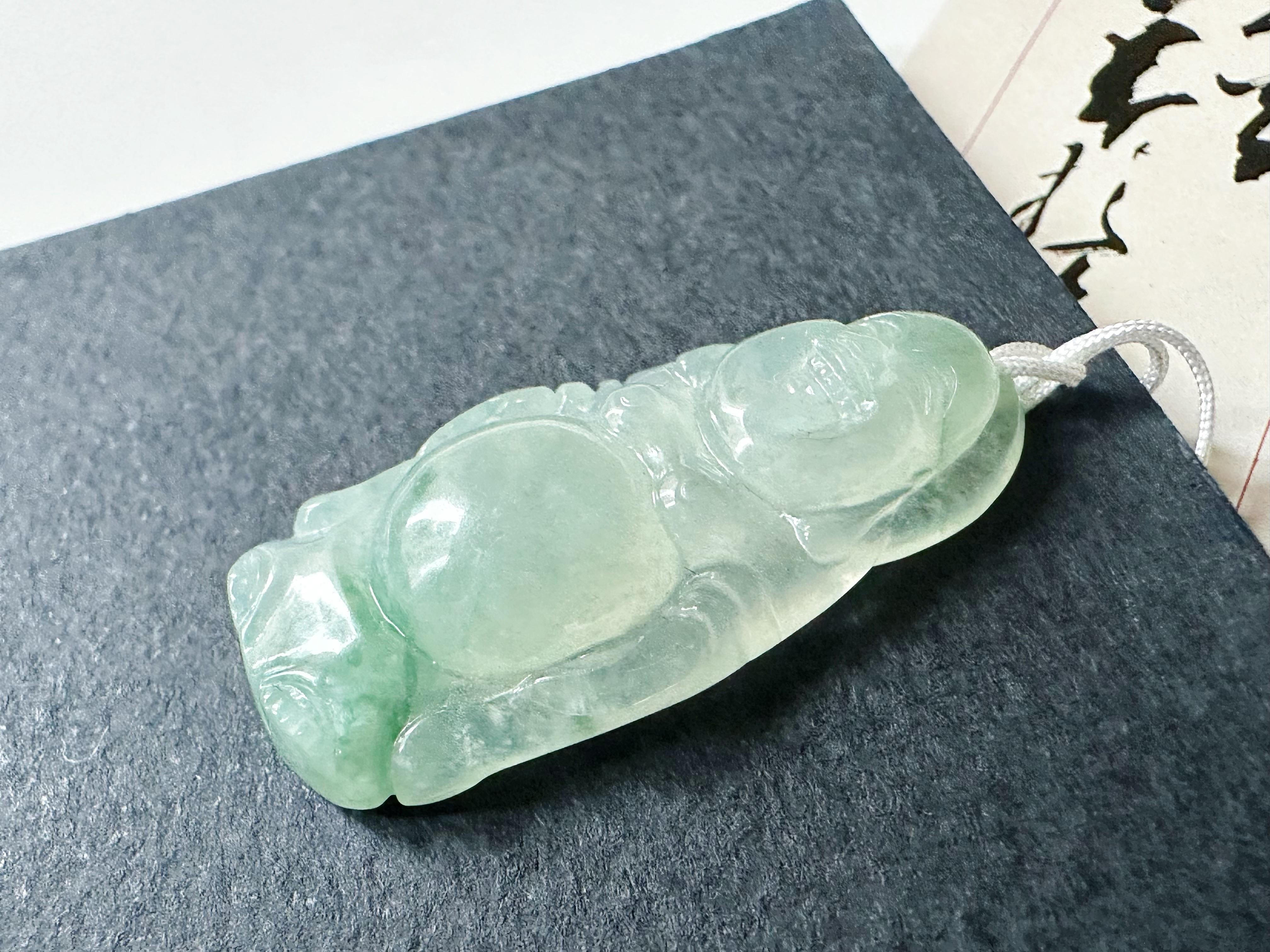 Pendentif Happy Buddha en jade vert translucide, naturel du Myanmar, fabriqué à la main en vente 1