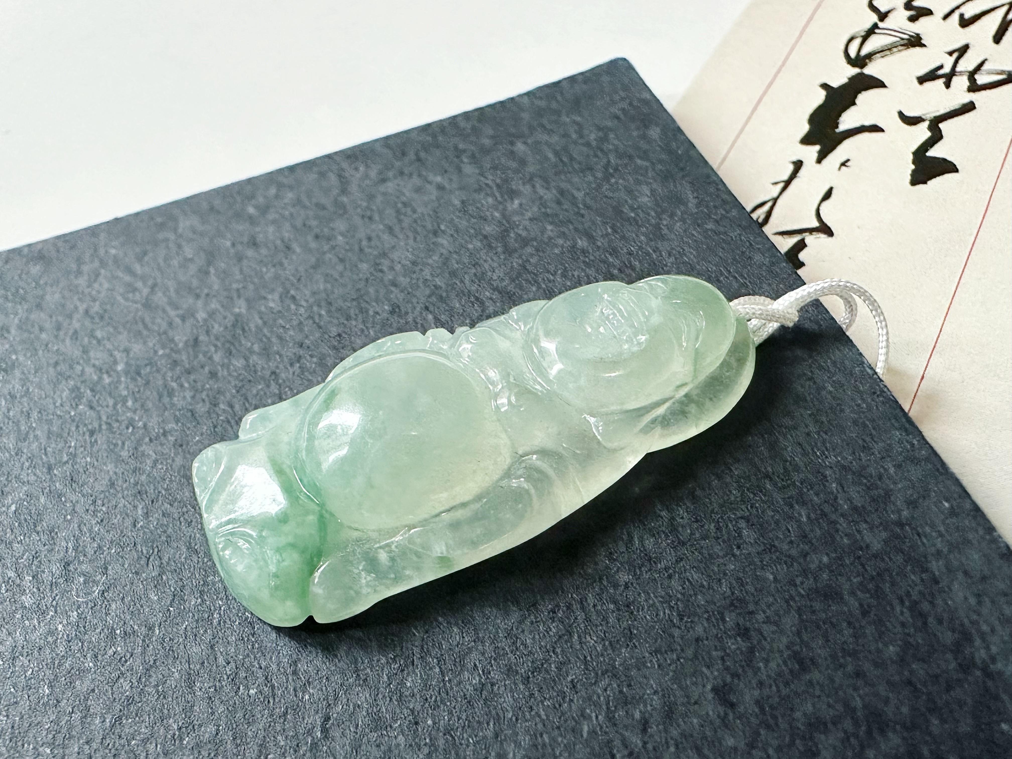 Pendentif Happy Buddha en jade vert translucide, naturel du Myanmar, fabriqué à la main en vente 2
