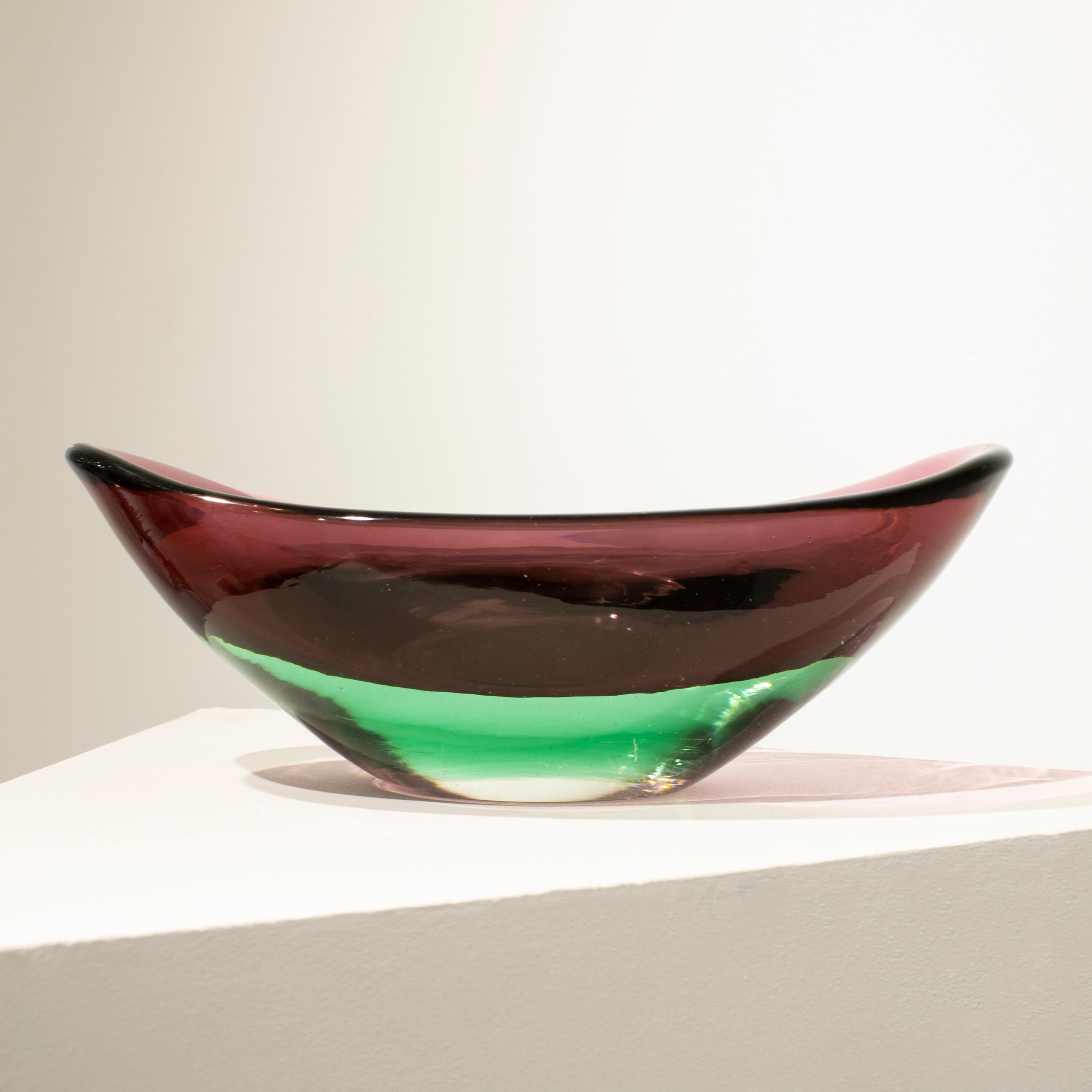 Italienisches Center Piece, entworfen in den 1970er Jahren, handgefertigt aus Murano-Glas mit geschwungener Form, in Rosa und Grün.