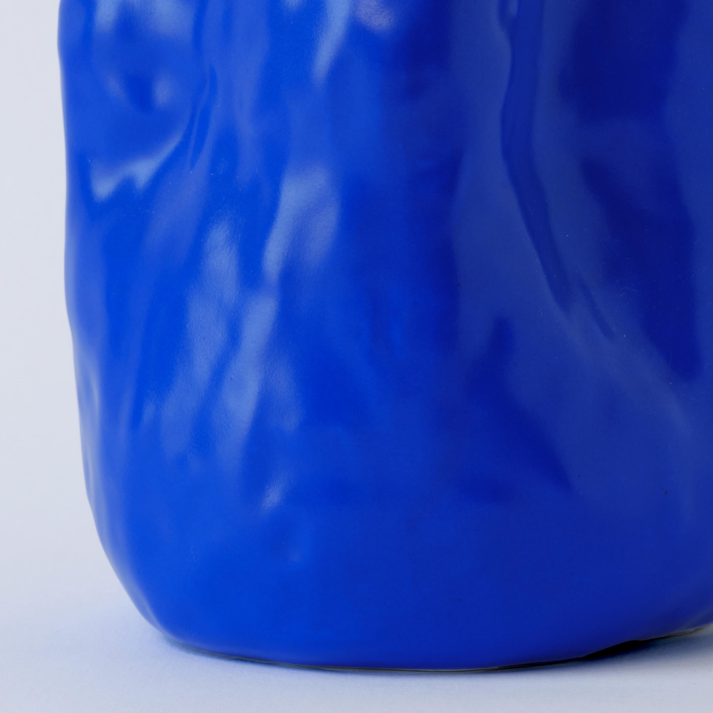 Chinese Hand-crafted Porcelain Deep Blue Georgia Vase For Sale