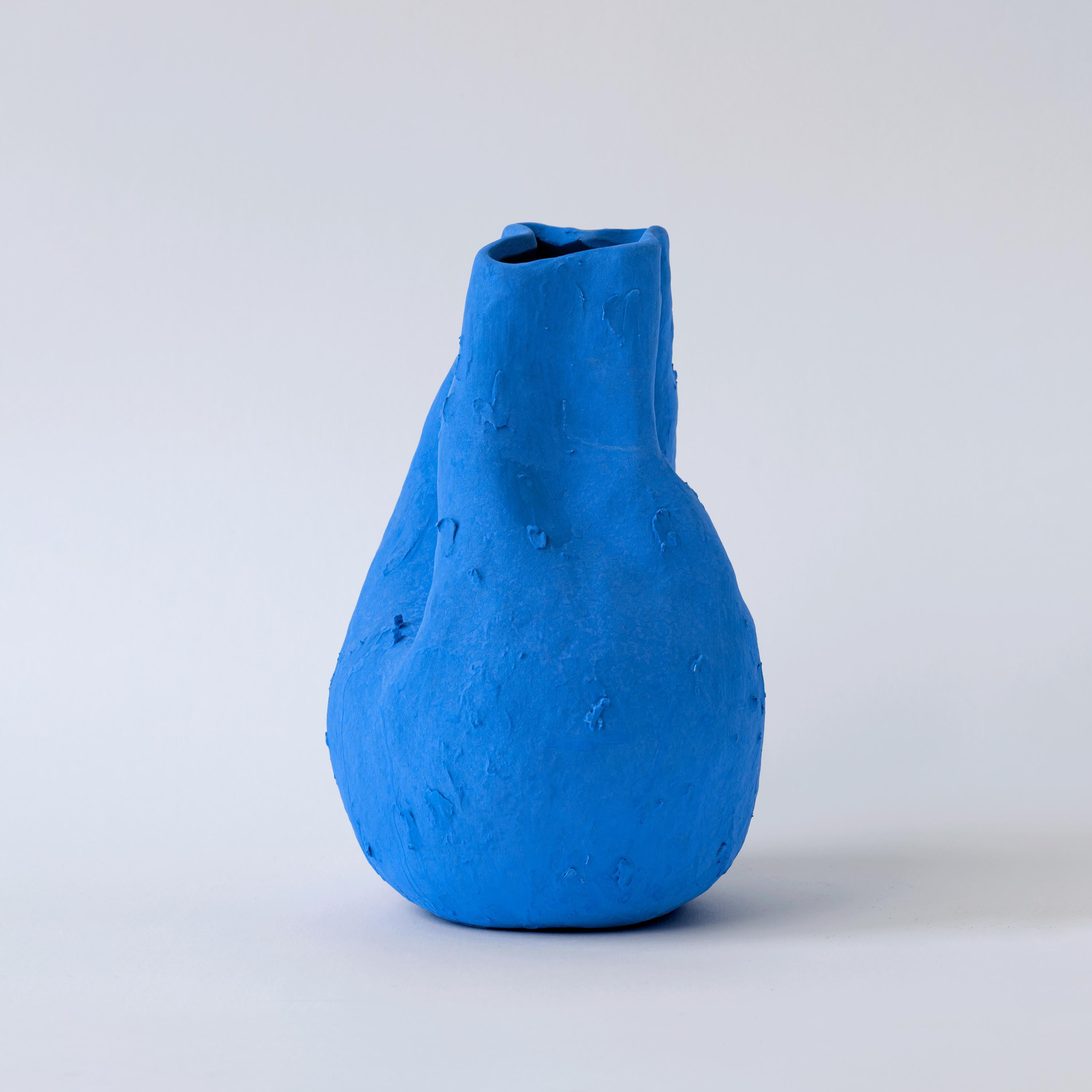 Handgefertigte Alexis-Vase aus mattem Porzellan in Mattblau (Chinesisch) im Angebot