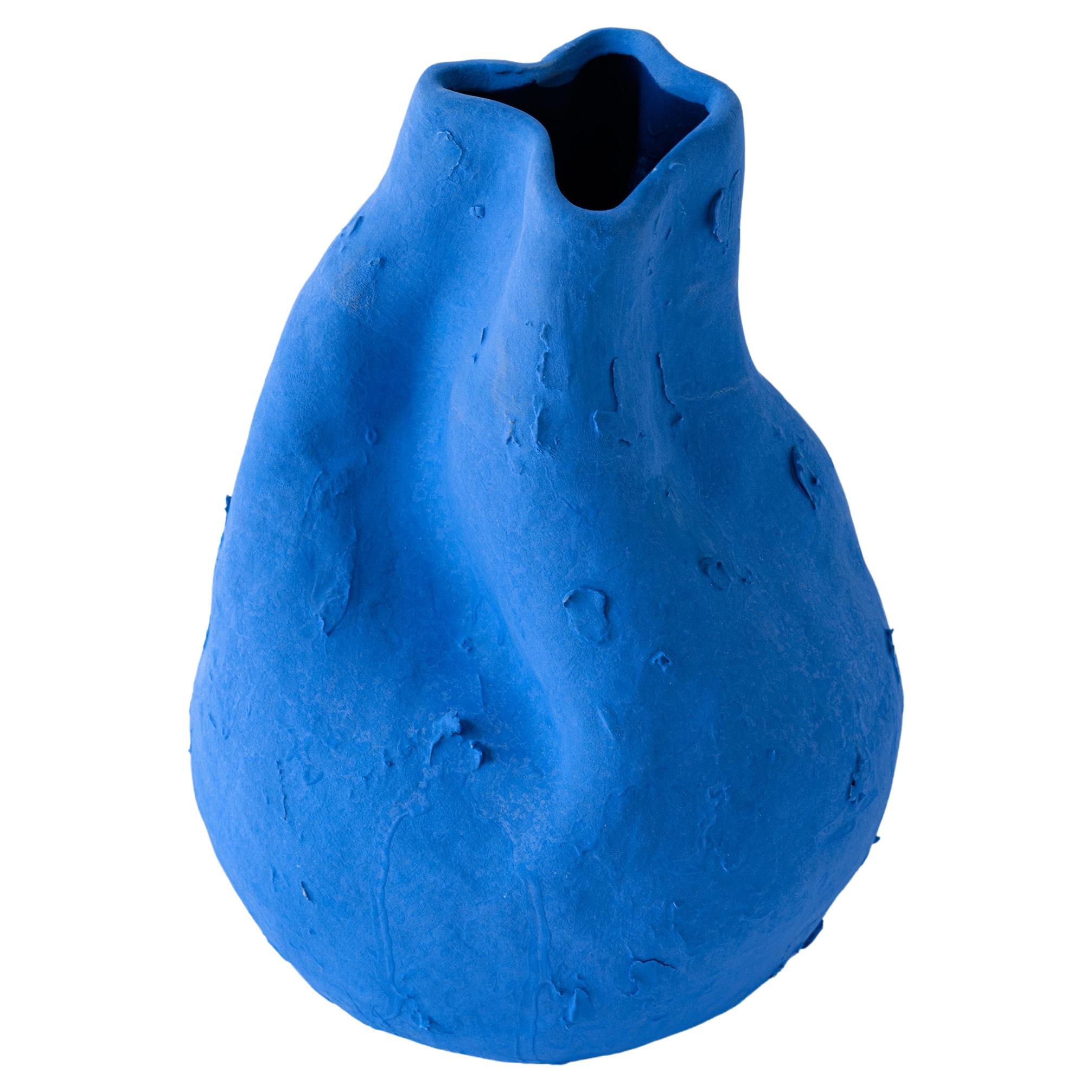Handgefertigte Alexis-Vase aus mattem Porzellan in Mattblau im Angebot