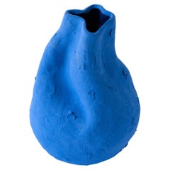 Handgefertigte Alexis-Vase aus mattem Porzellan in Mattblau