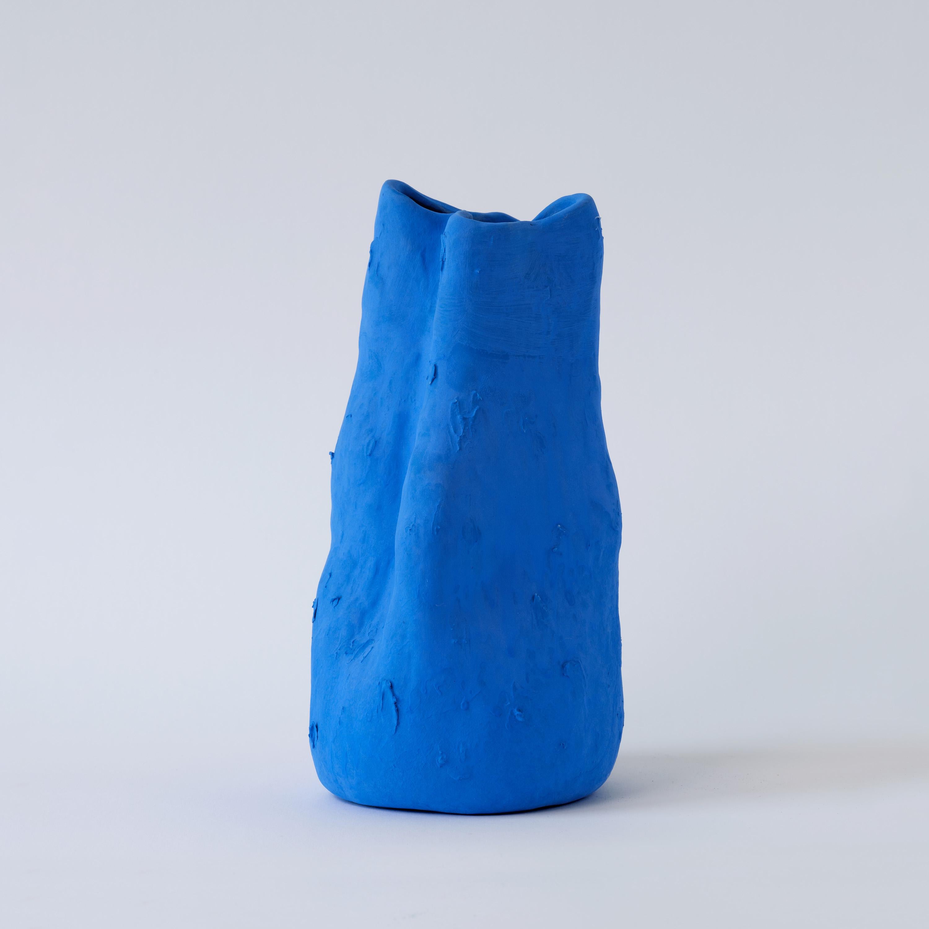 D'un bleu mat calme et d'une texture authentiquement non émaillée, le vase Georgia incarne l'esprit audacieux et imaginatif de la vision artistique d'Yves Klein.

Dans le monde actuel soucieux de l'environnement, la porcelaine se distingue comme un