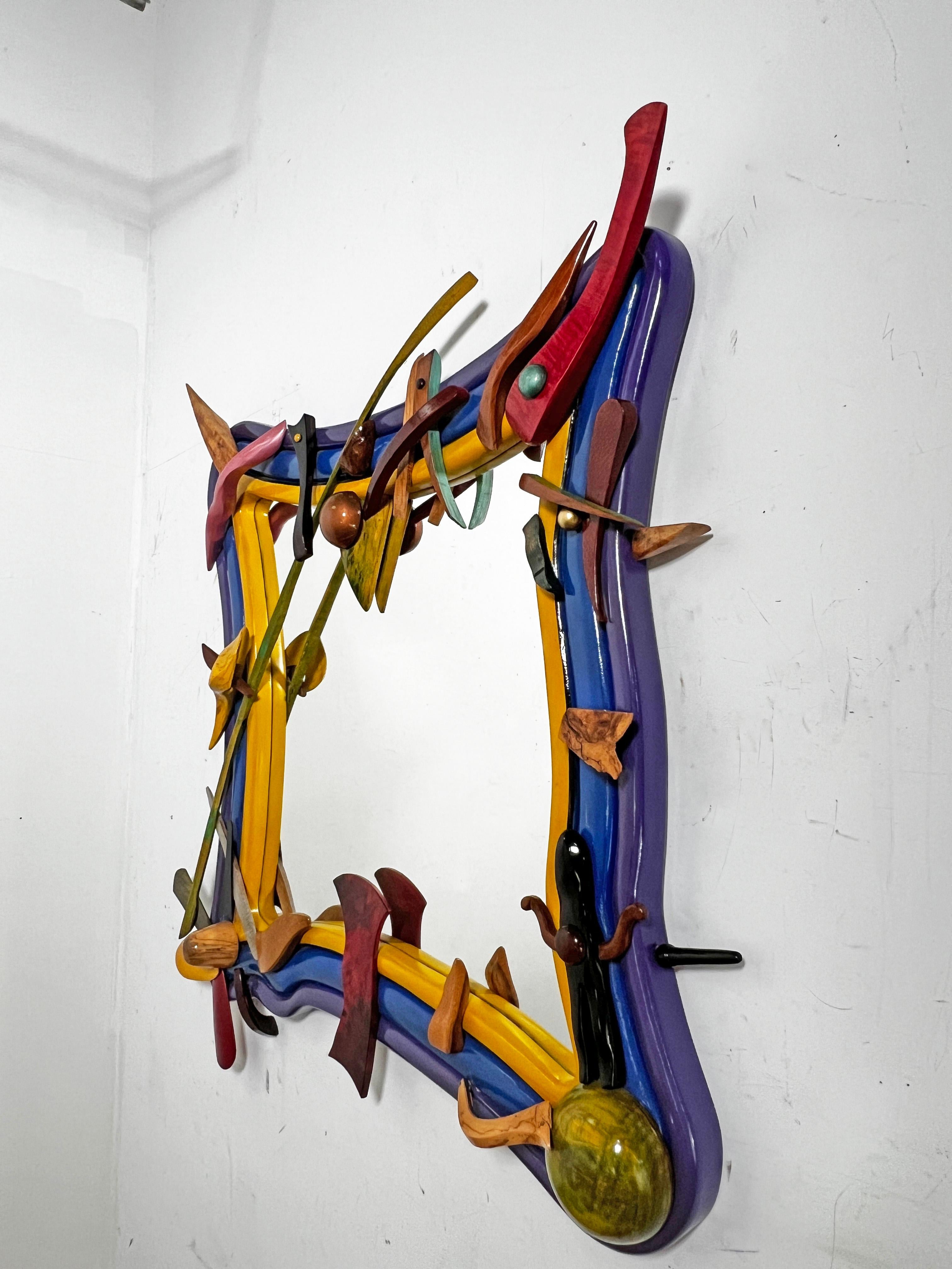 Miroir artisanal postmoderne composé d'un assemblage de superpositions sculptées et laquées à la main. Cette construction fantaisiste et sculpturale, réalisée par l'artiste et ébéniste Robert G. Field, du Massachusetts central, est datée de