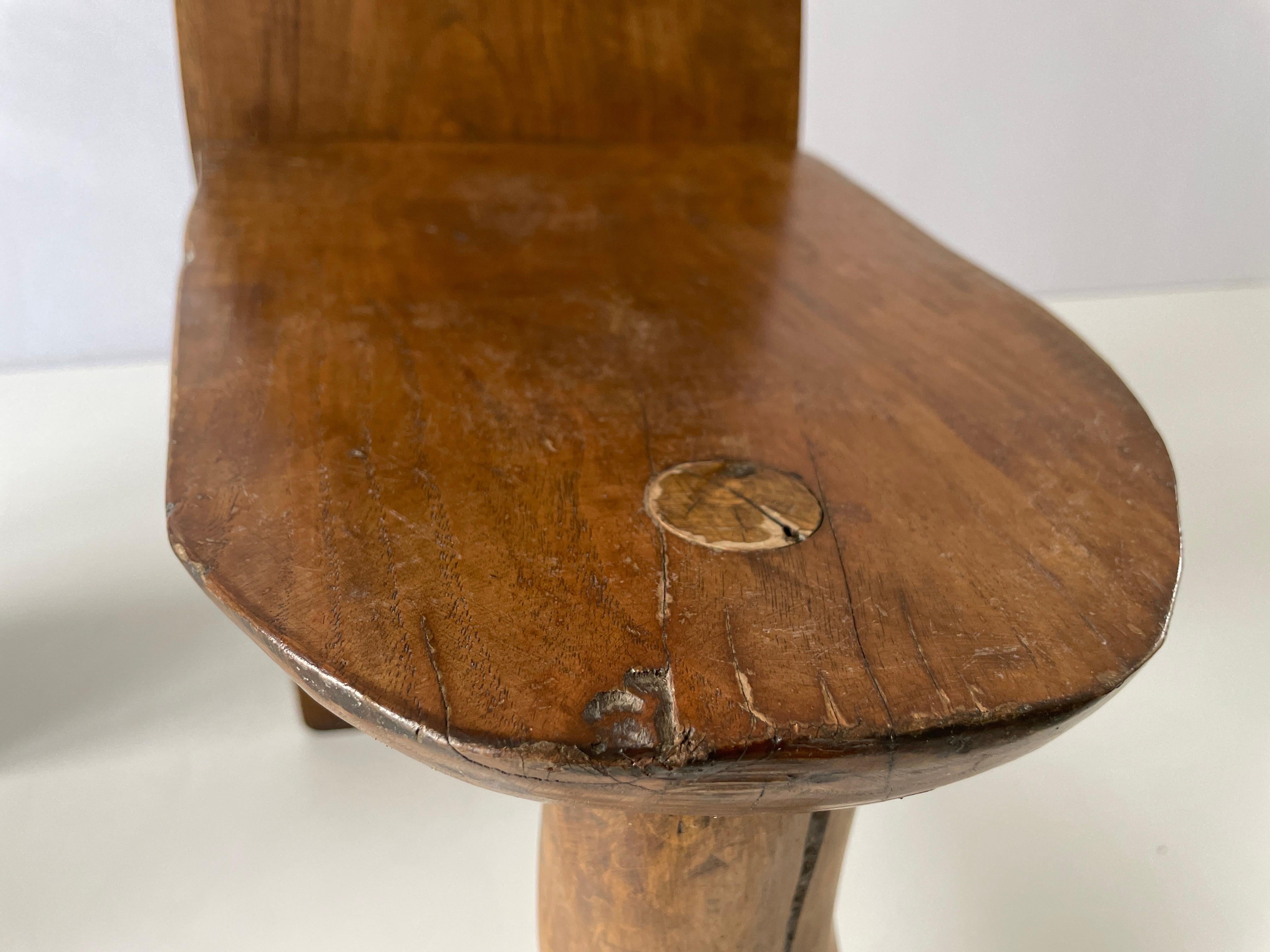 Paire de chaises en bois massif au design primitif, fabriquées à la main, années 1950, Italie en vente 4