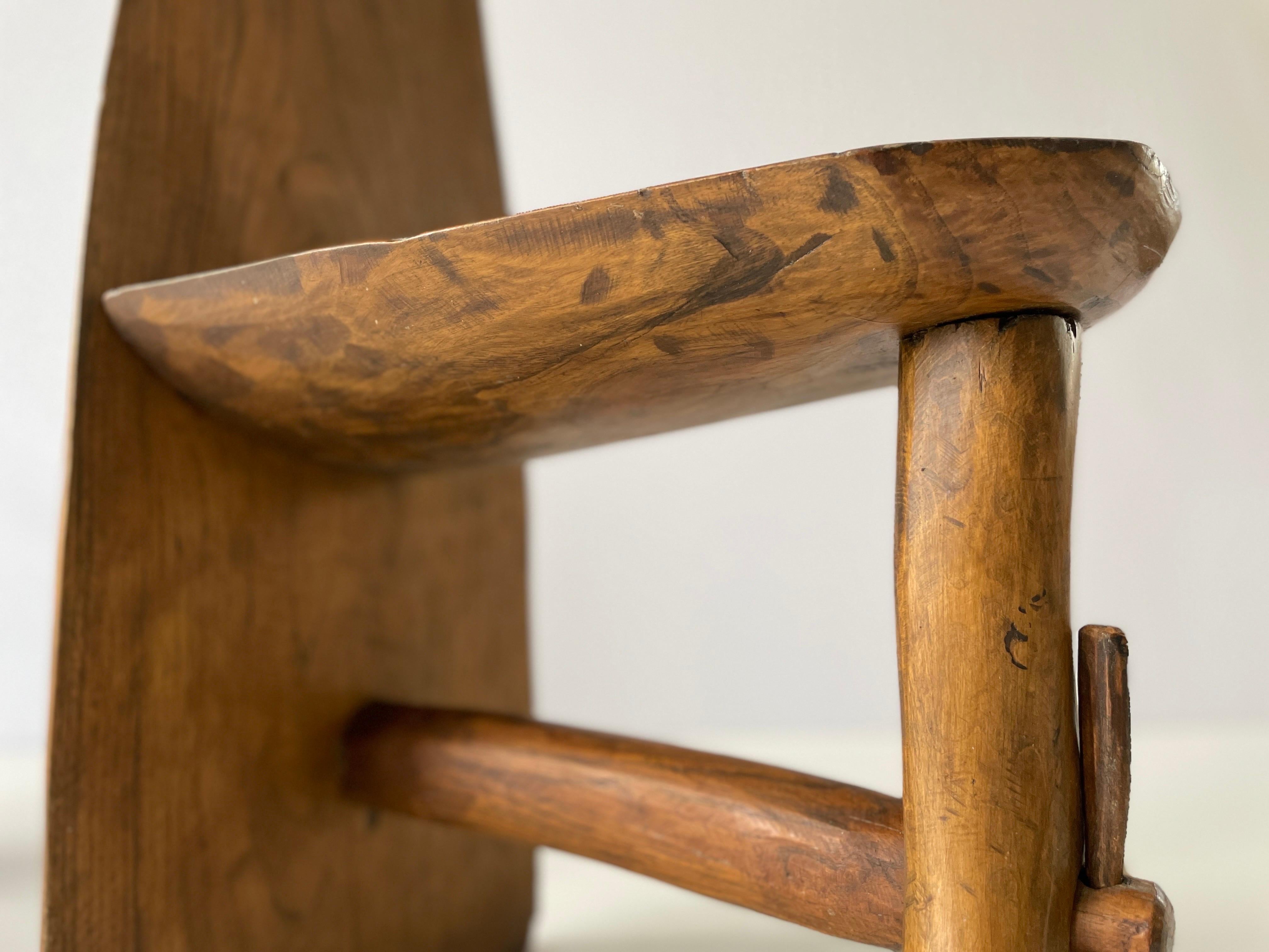 Paire de chaises en bois massif au design primitif, fabriquées à la main, années 1950, Italie en vente 5
