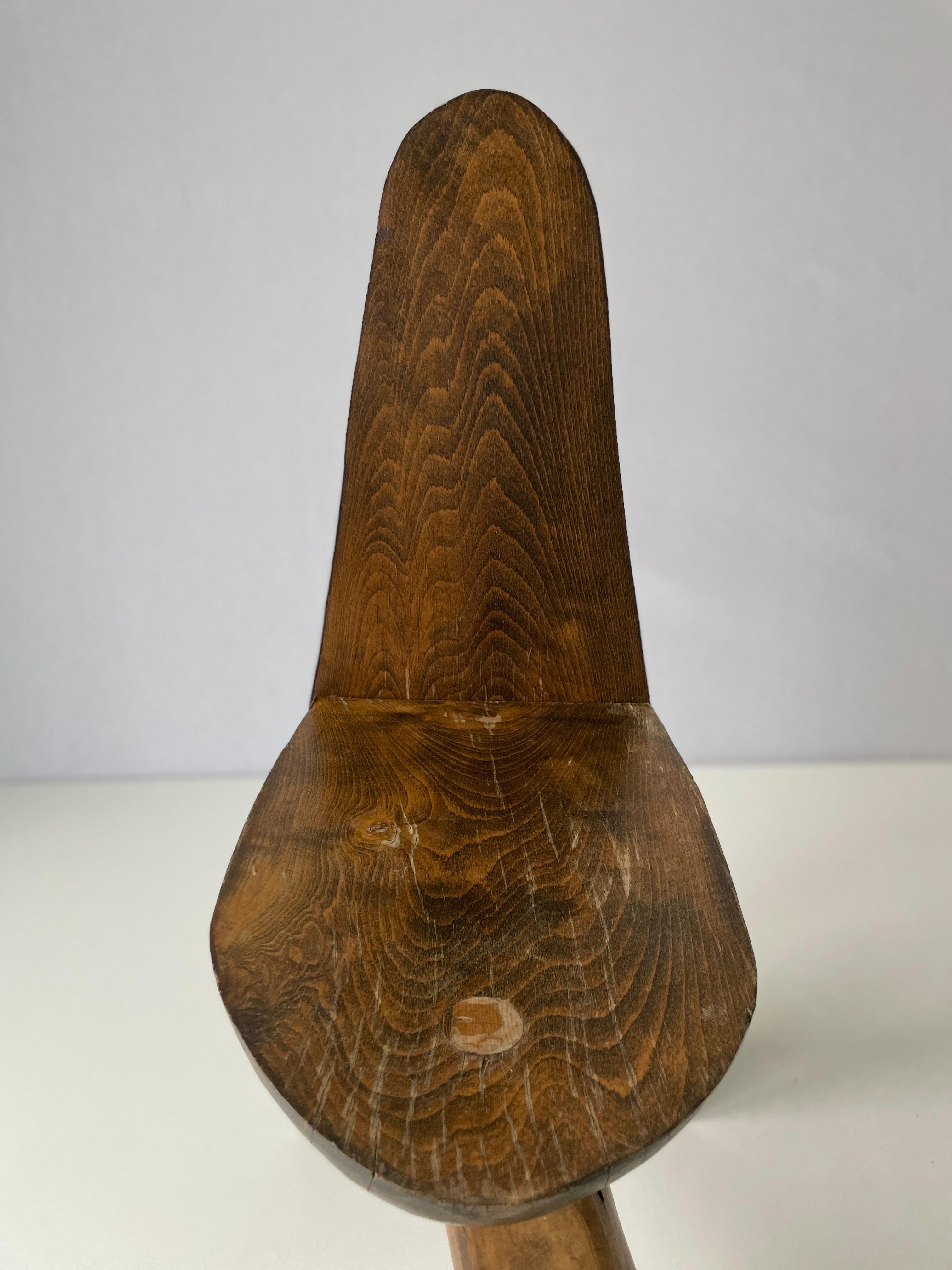 Pareja de sillas artesanales de madera maciza de diseño primitivo, años 50, Italia en venta 8