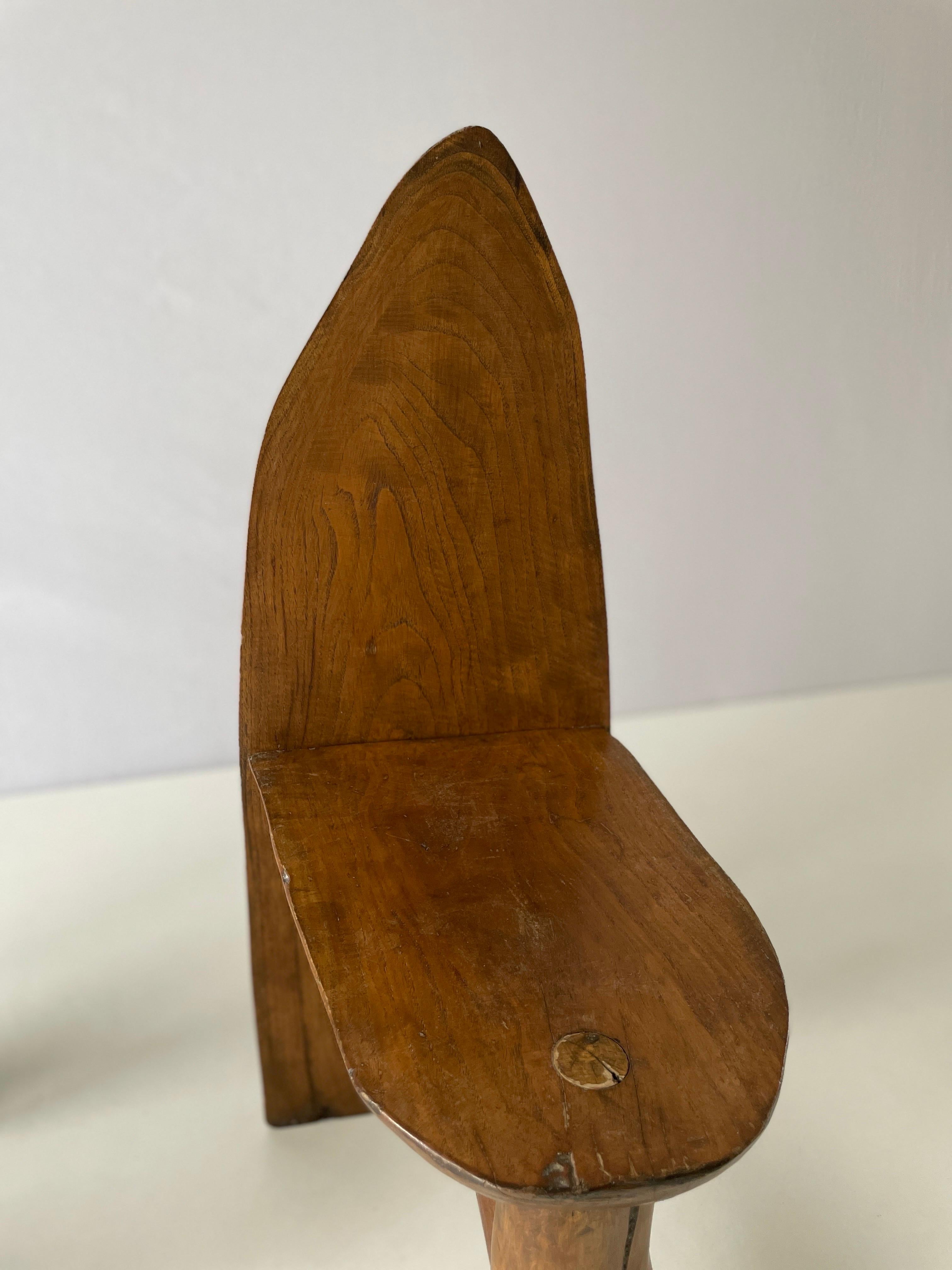 Paire de chaises en bois massif au design primitif, fabriquées à la main, années 1950, Italie en vente 9