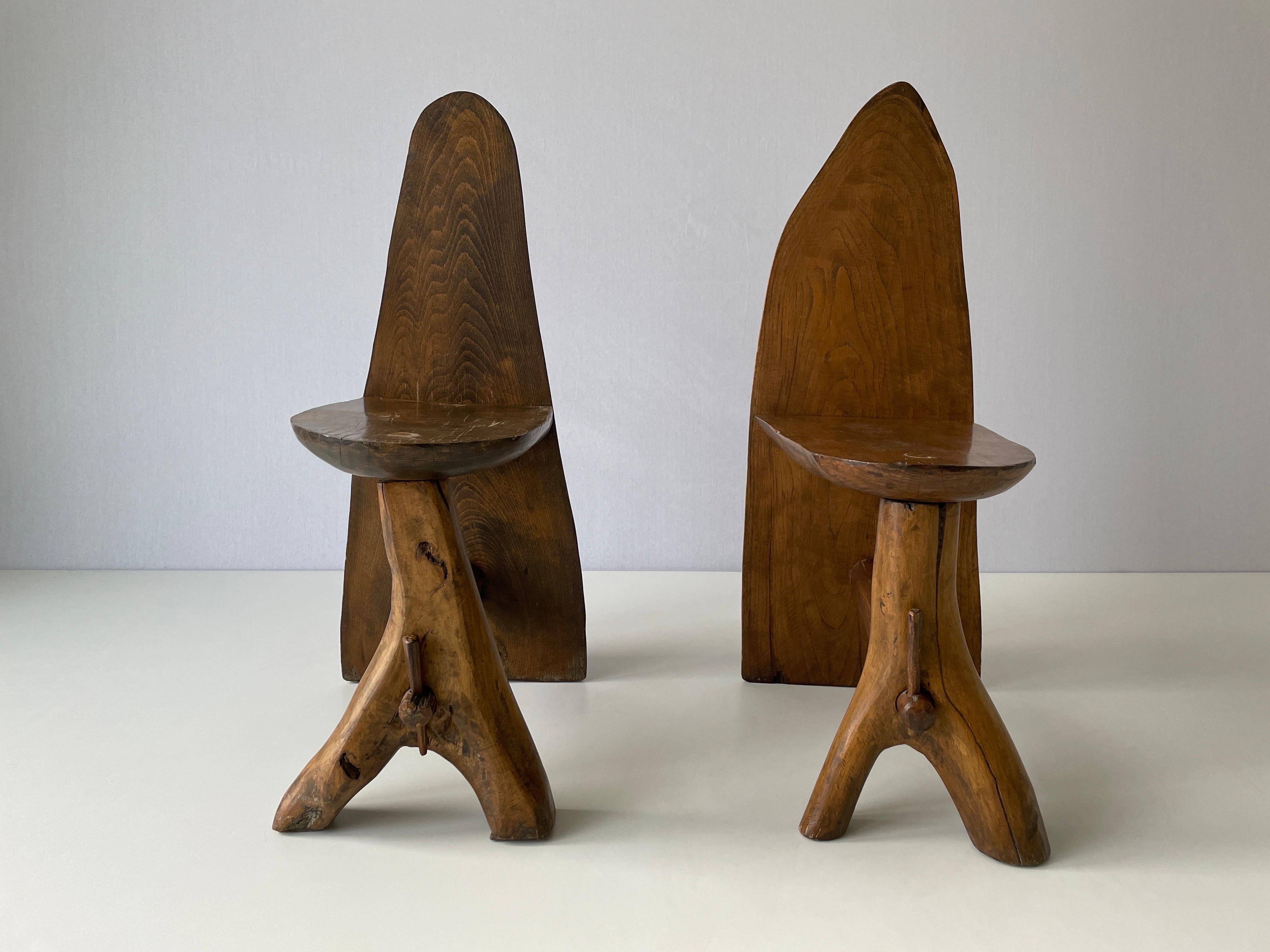 Paire de chaises en bois massif au design primitif, fabriquées à la main, années 1950, Italie en vente 10