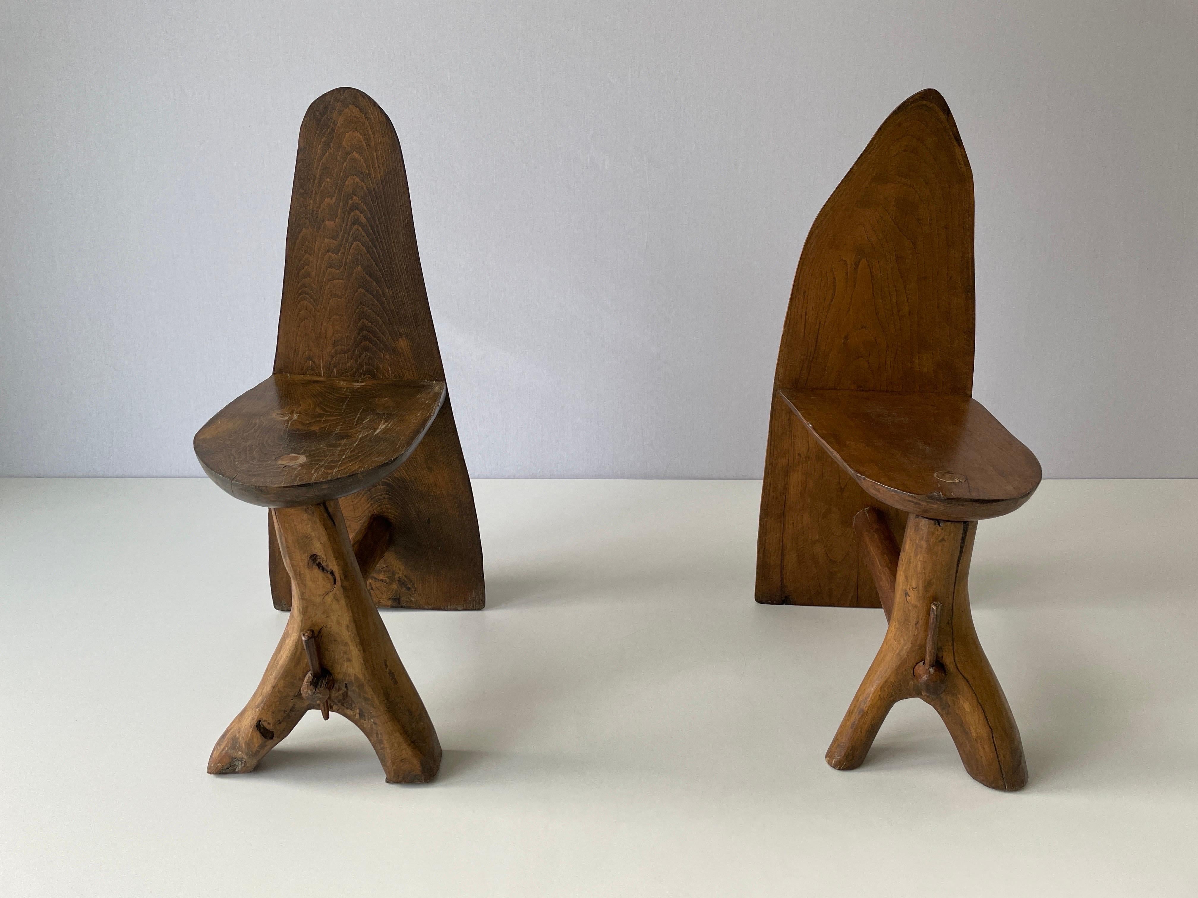 Paire de chaises en bois massif au design primitif, fabriquées à la main, années 1950, Italie Excellent état - En vente à Hagenbach, DE