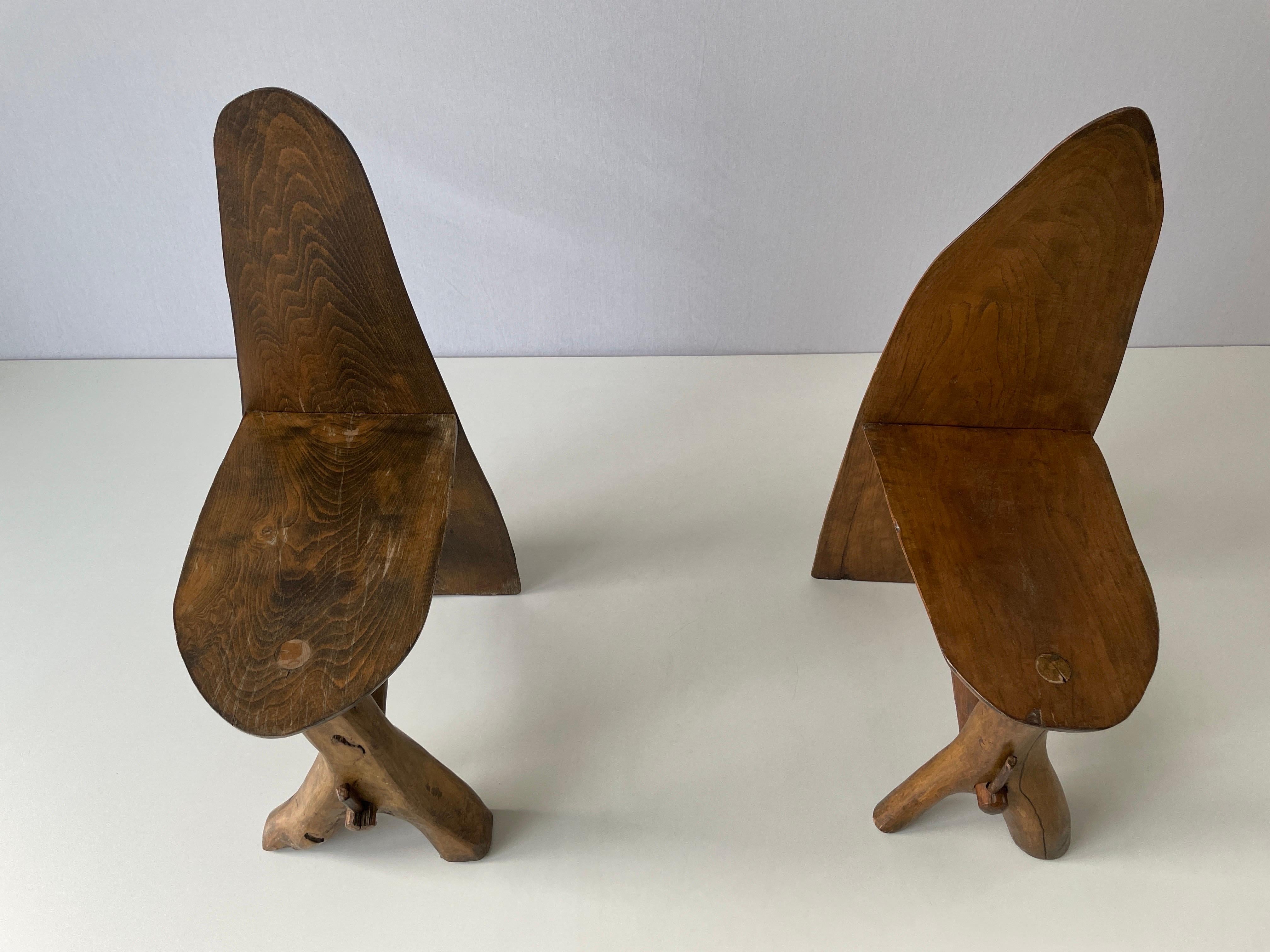 Bois Paire de chaises en bois massif au design primitif, fabriquées à la main, années 1950, Italie en vente