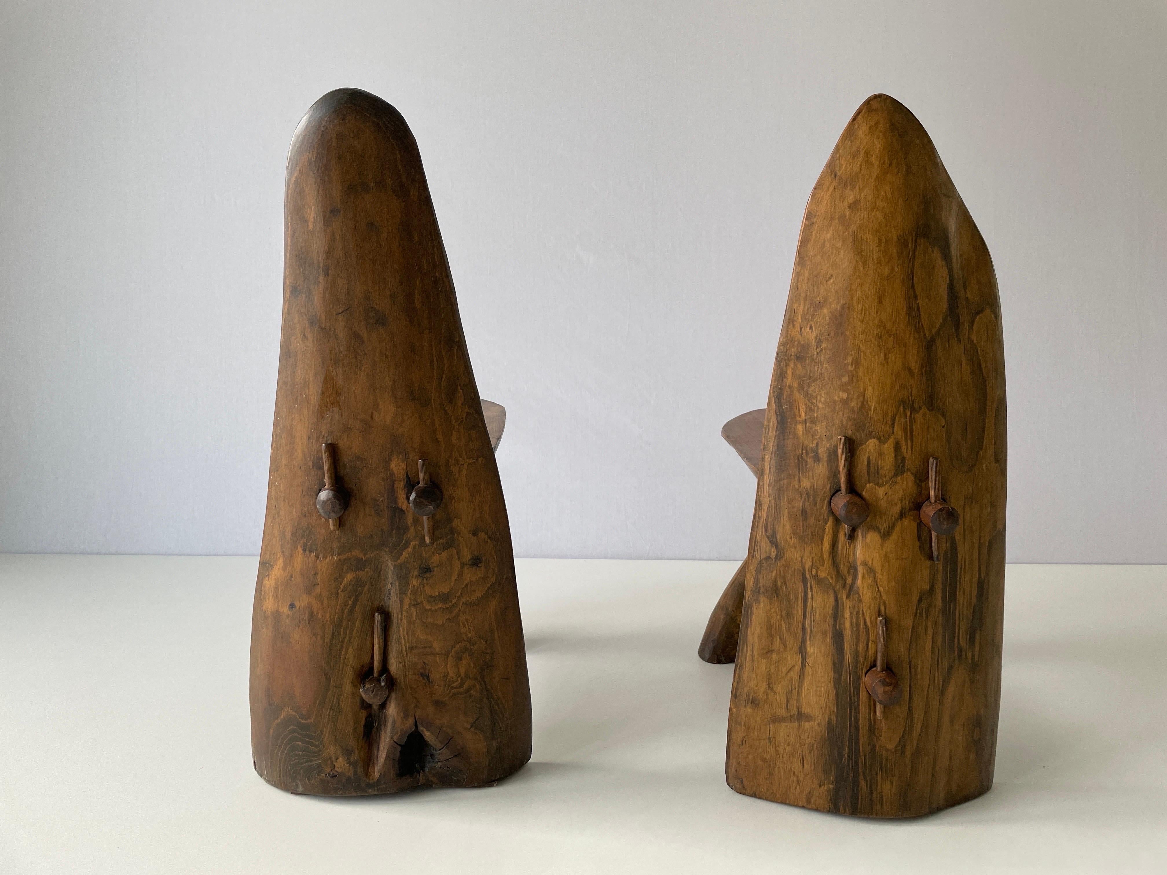Paire de chaises en bois massif au design primitif, fabriquées à la main, années 1950, Italie en vente 1