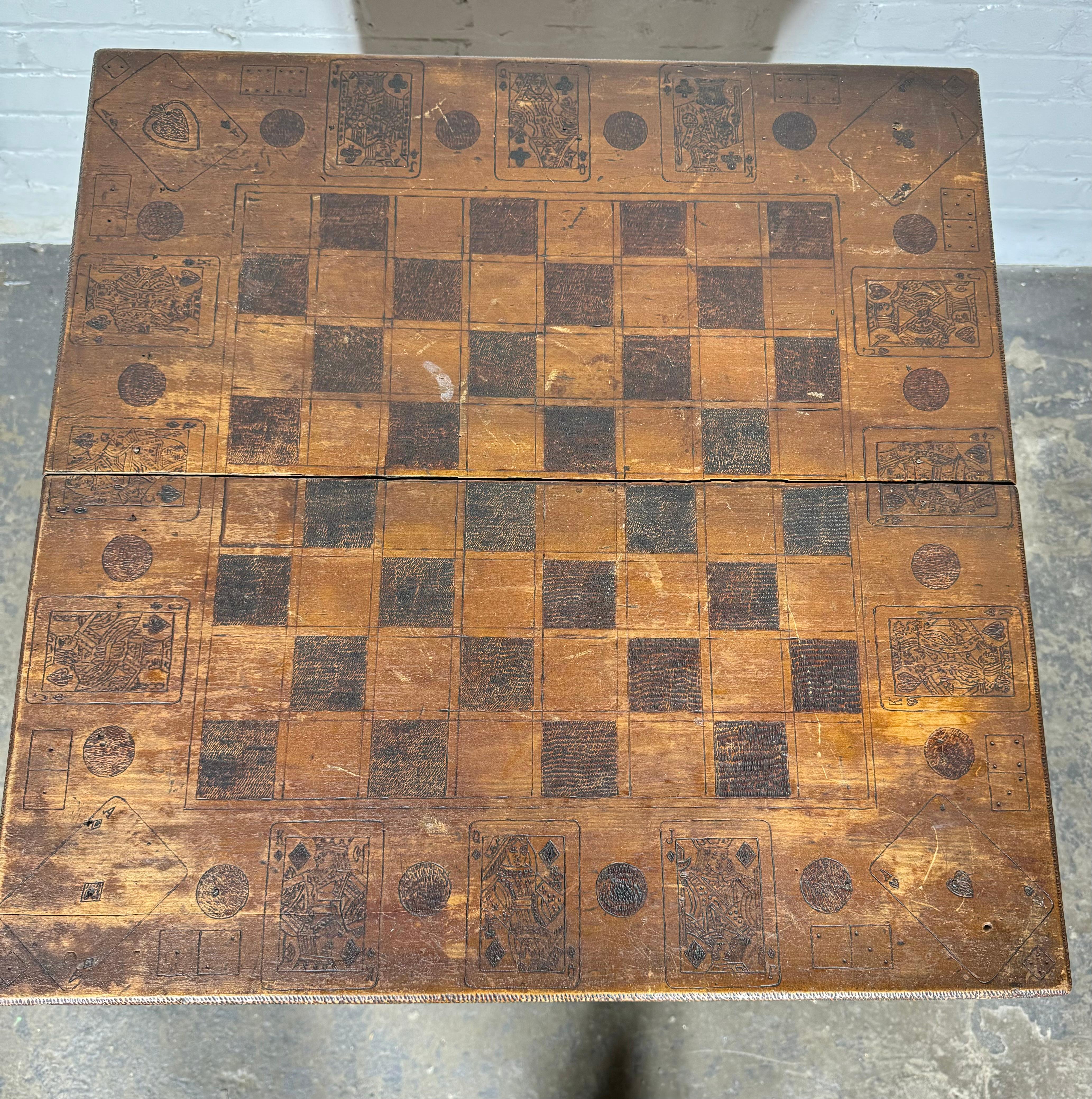 Encantadora Mesa de Juego Artesanal con Cajón,Original  Tapa con diseños incisos ,, Tablero de damas / ajedrez  ,naipes y dados ,Base y cajón también totalmente decorados, Muy inusual, 