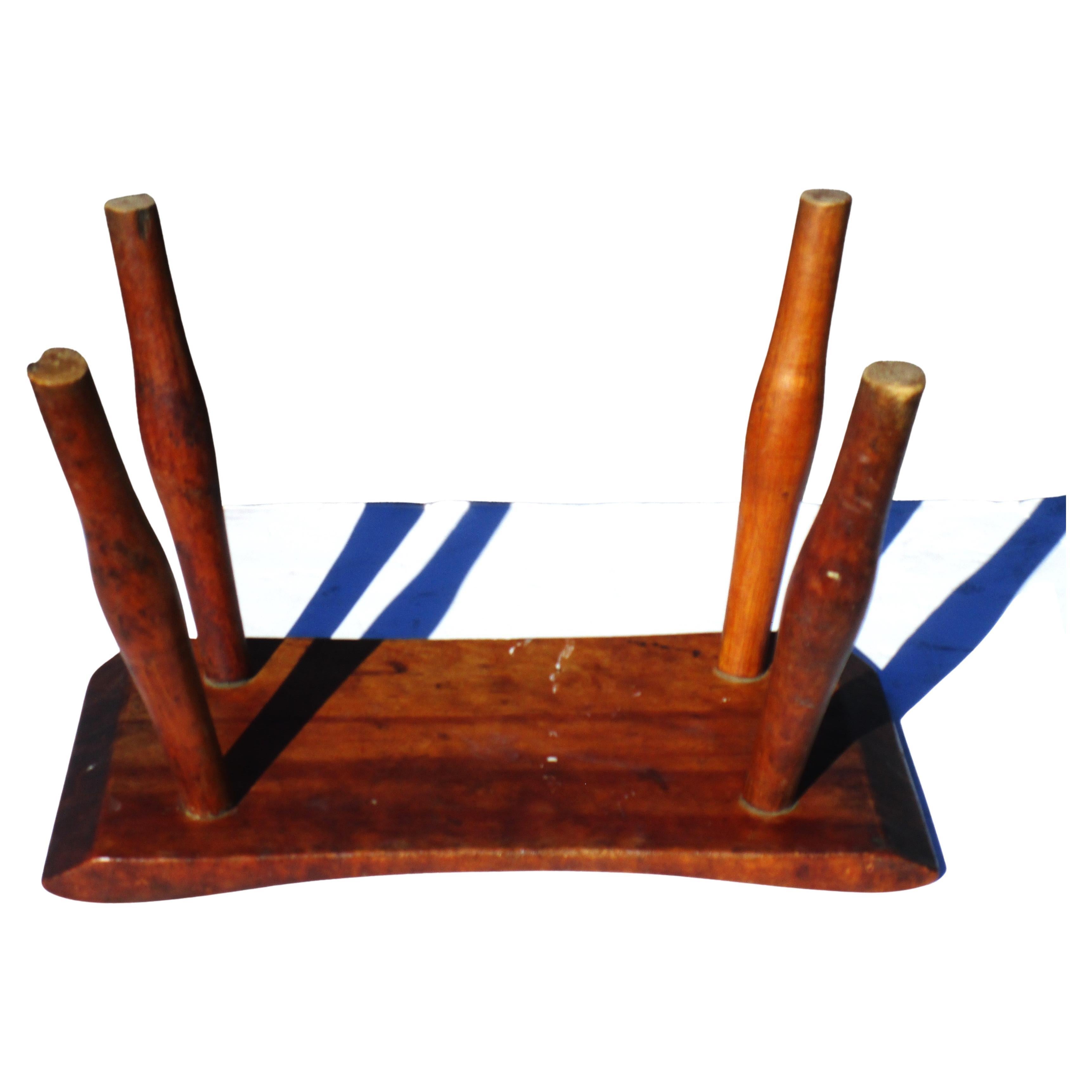 Sculpté à la main Tabouret primitif ancien en vente
