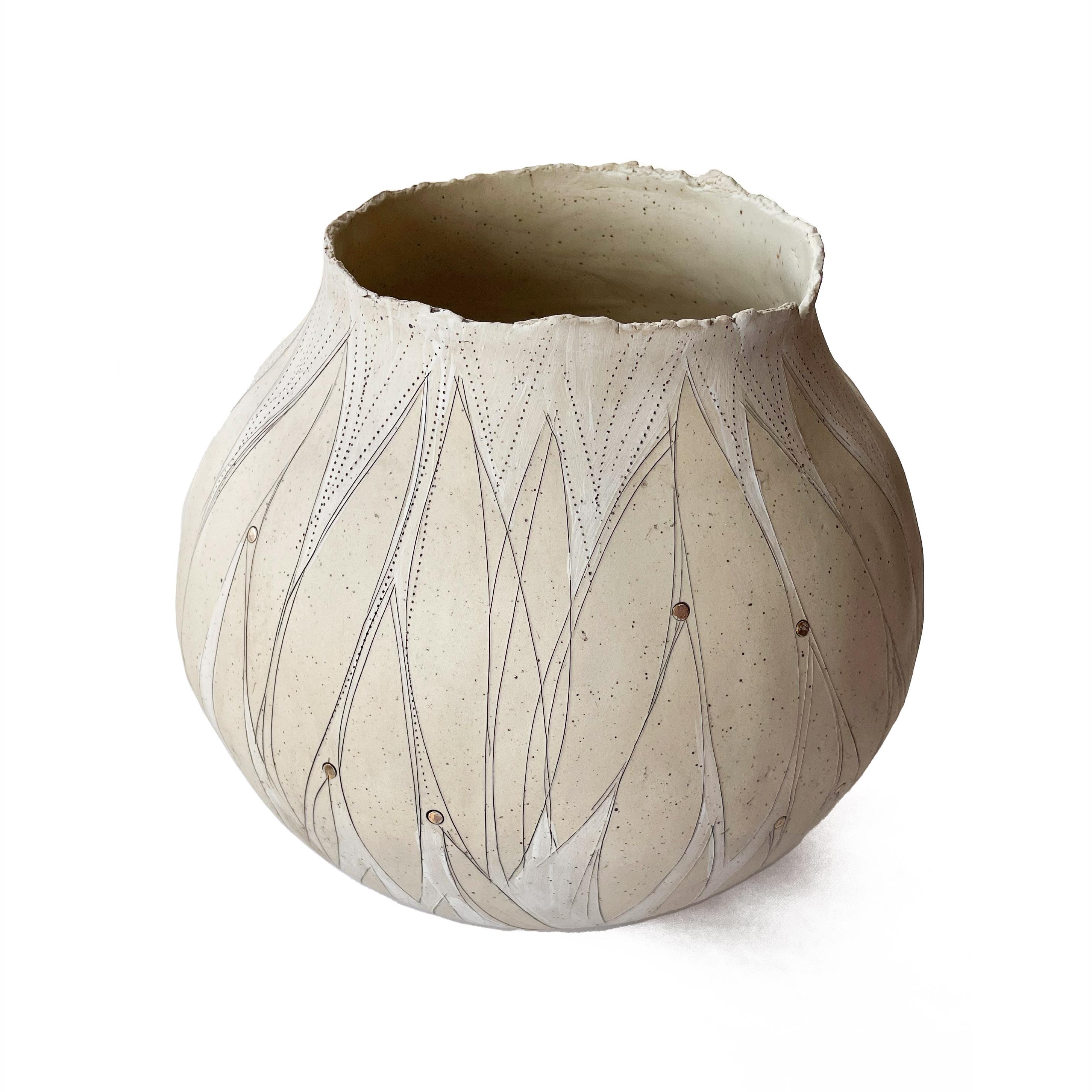 Hand Crafted Promise Golden Stoneware vase with 22kt Gold Detail


A delicate hand-crafted vase, organic in shape with a torn clay opening in natural unglazed speckled stoneware clay.
Part of the Golden Promise Series which is a theme of abstracted