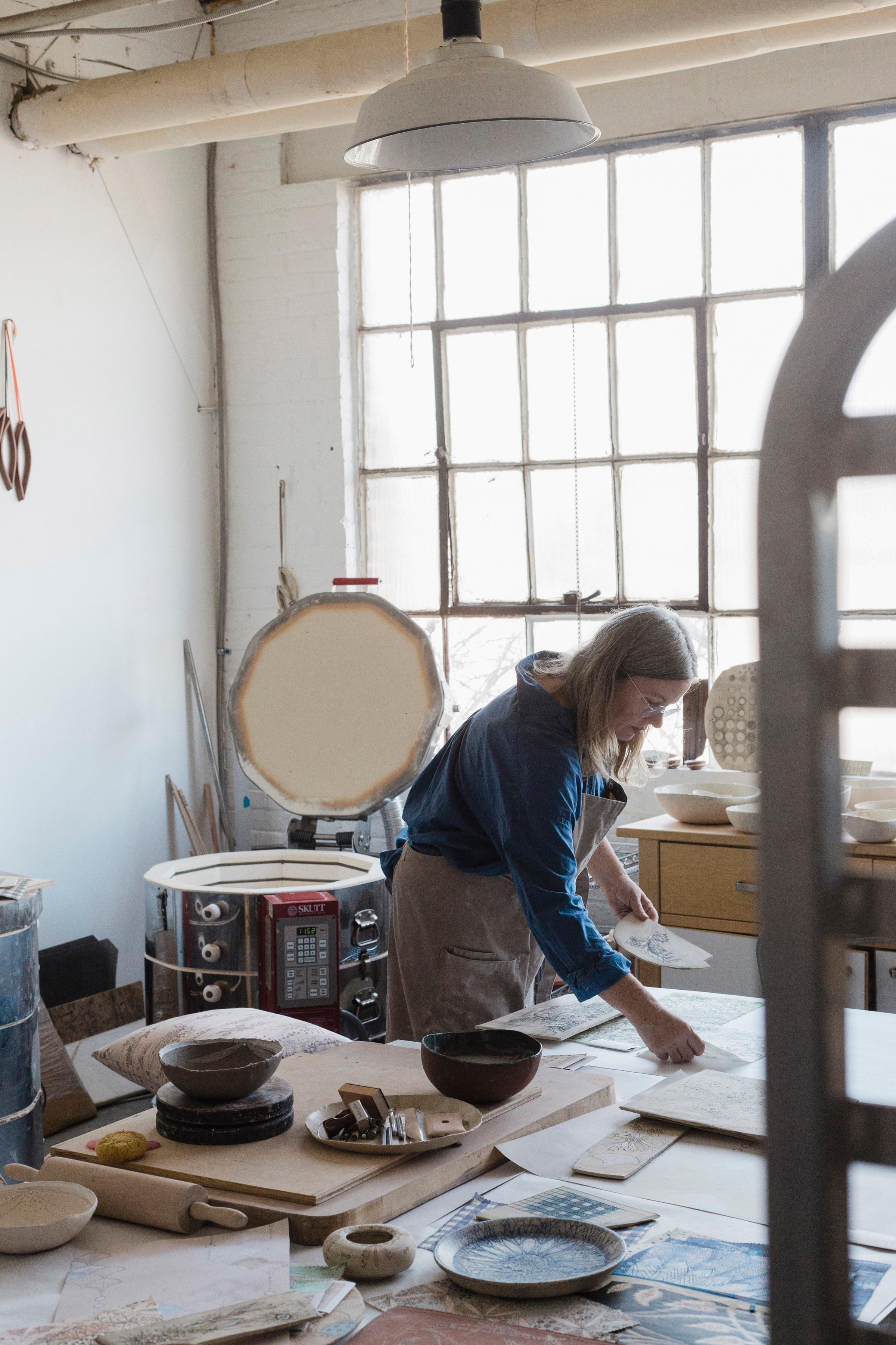 Vase en grès doré Promise fait à la main avec détails en or 22 carats Neuf - En vente à New Paltz, NY