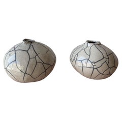 Vase miniature « Lune » de style wabi-sabi, fabriqué à la main et cuit selon la technique du raku