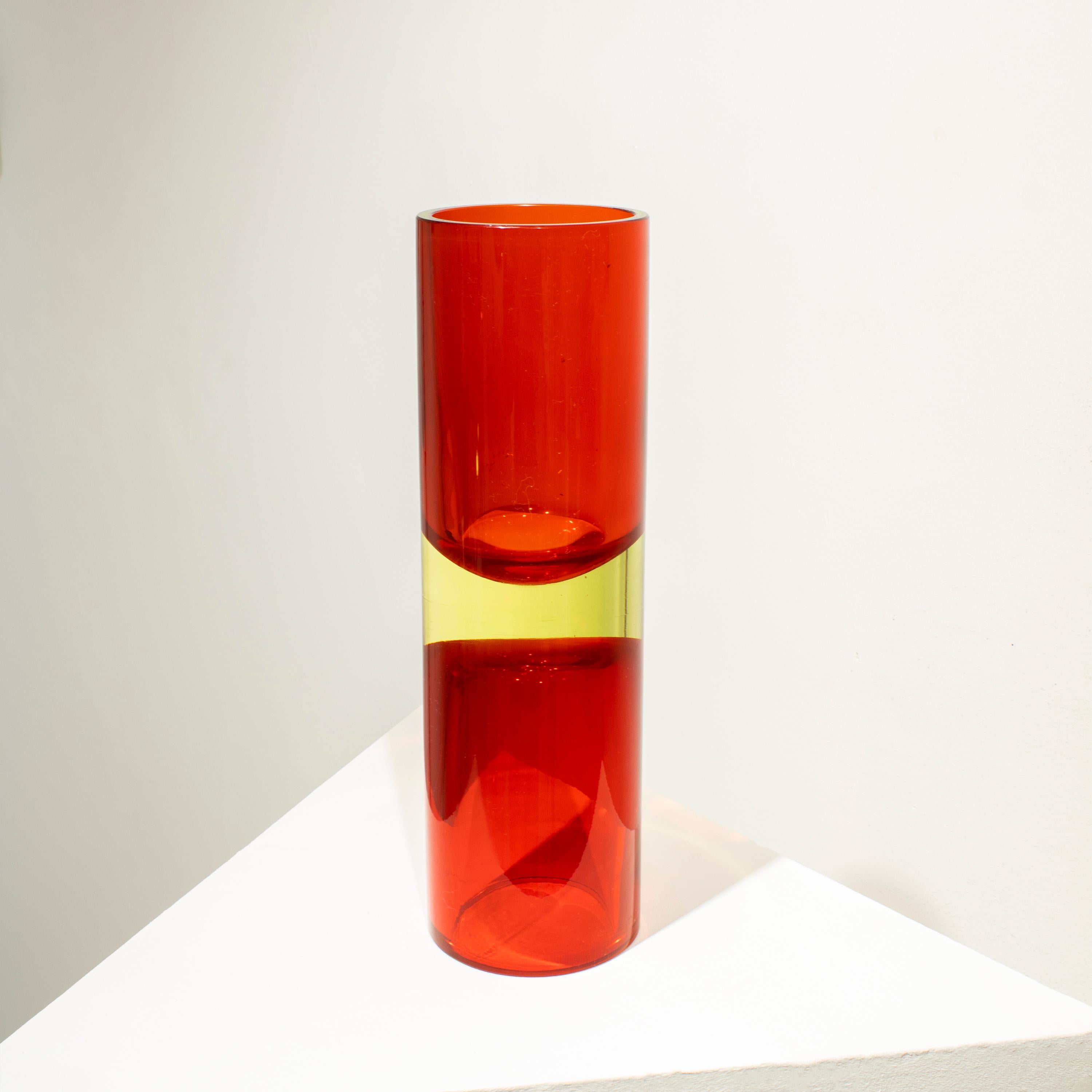 Italienische Vase, entworfen in den 1970er Jahren. Die Vase ist aus Murano-Glas handgefertigt und hat eine zylindrische Form in den Farben Rot und Gelb. 
