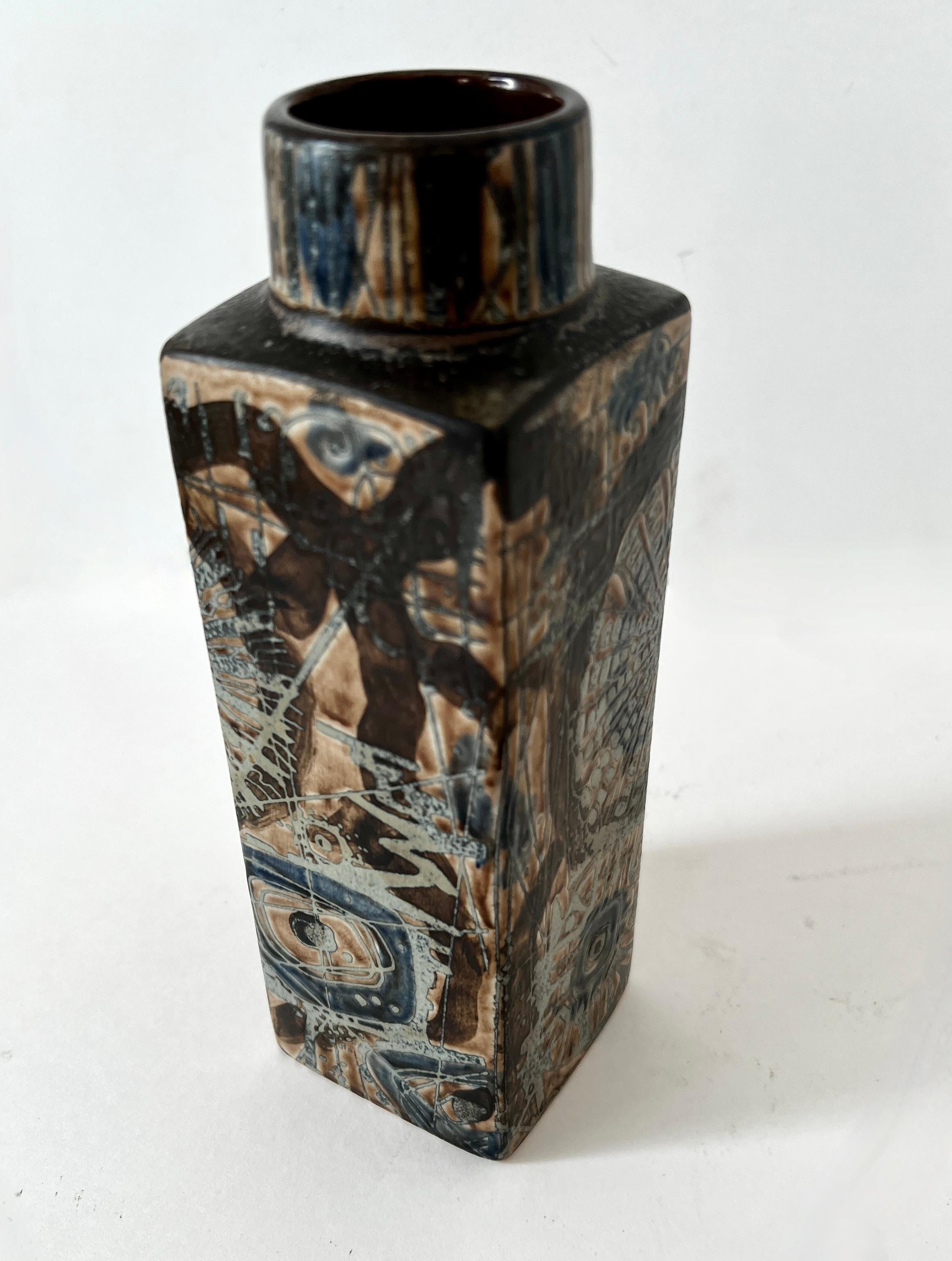 a wonderful square cylinder vase with a round top - the piece has been artistically desgined with a starburst and other artistic lines and forms.  A compliant to any desk, work station for cocktail table, bedside or console table. 

Ideal for the