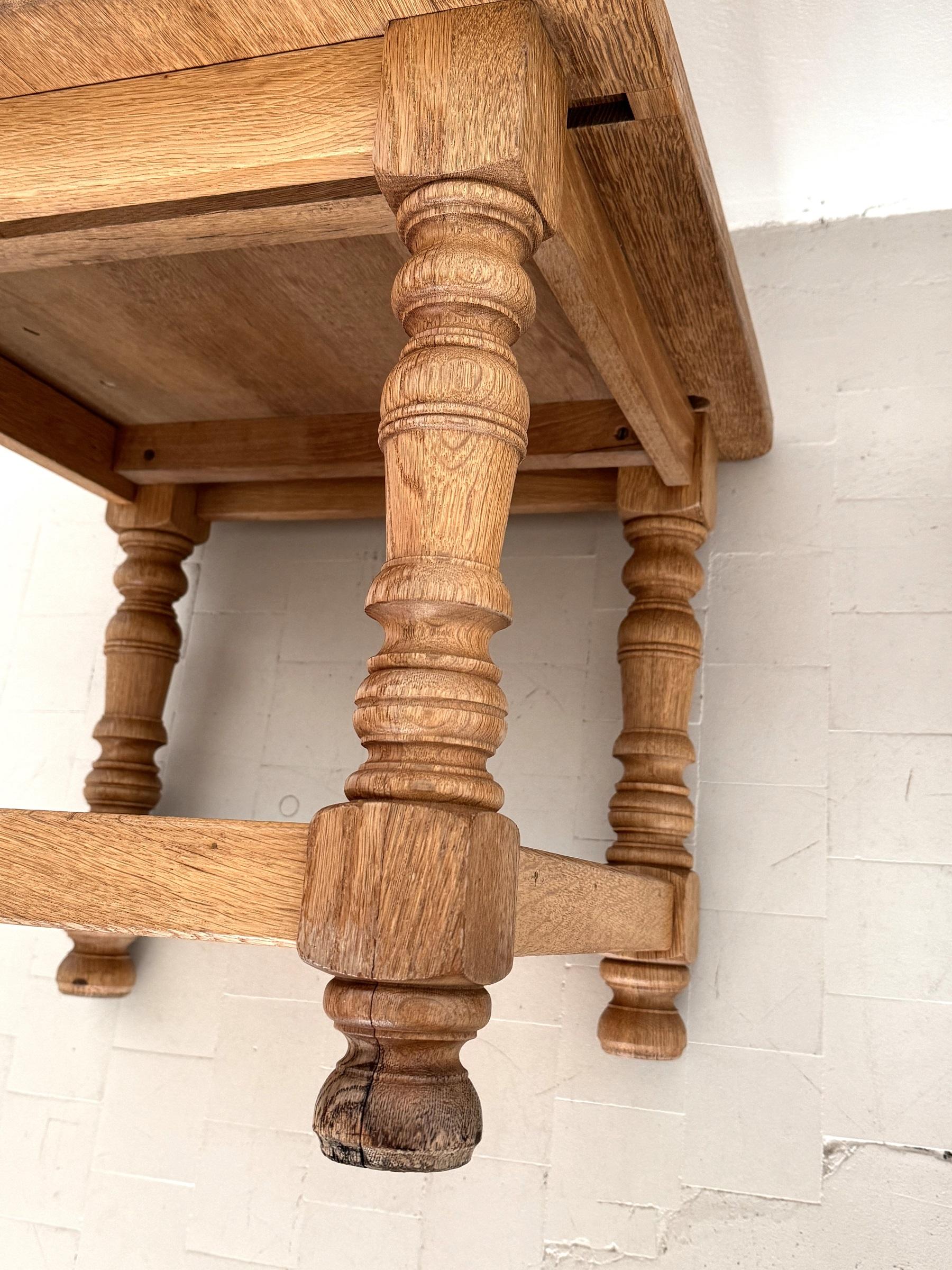 Tables d'appoint en chêne rustique texturé, fabriquées à la main par Vereinigte Werkstätten, 1970 en vente 10