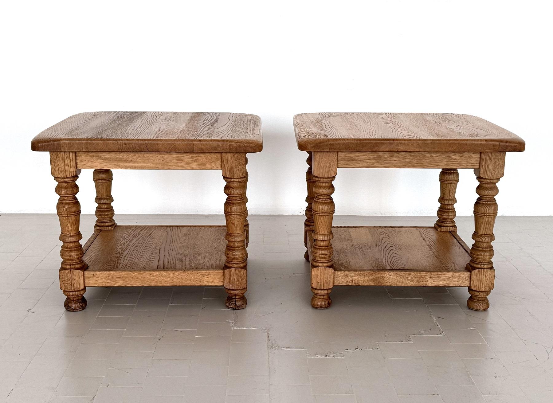 Magnifique paire de tables d'appoint organiques et rustiques en bois de chêne massif tourné et sculpté à la main.
Fabriqué sur commande en Allemagne dans les années 1970 par Vereinigte Werkstätten.
Le bois de chêne présente une belle couleur et le