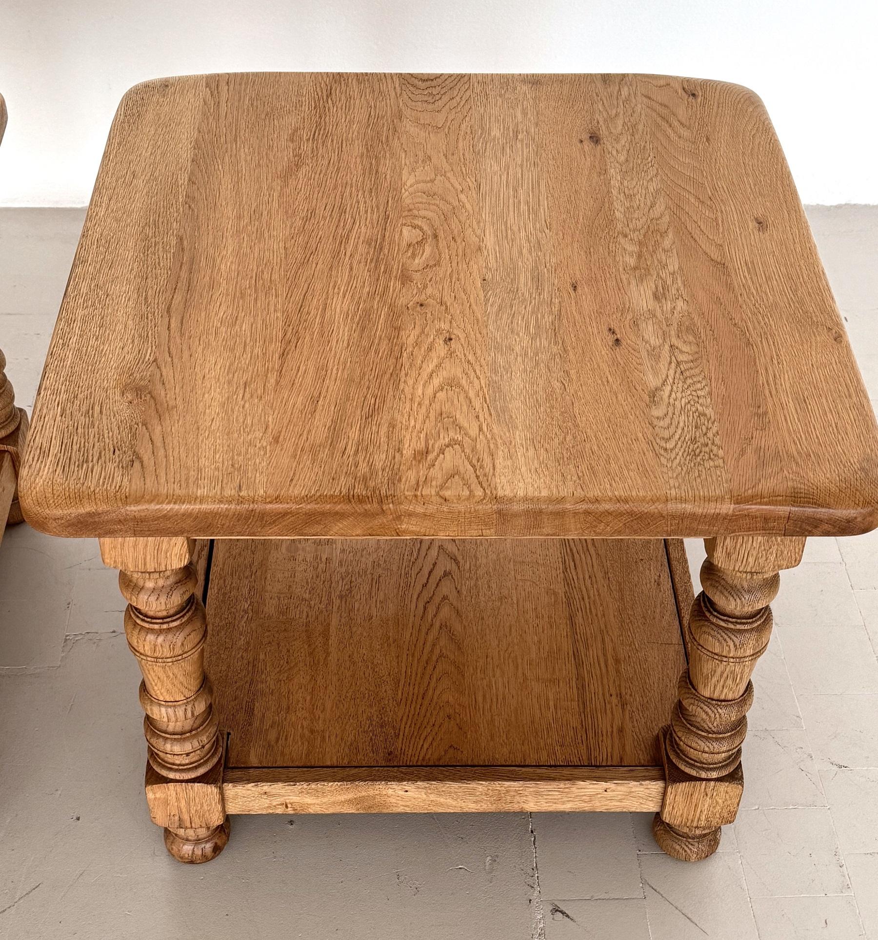 Allemand Tables d'appoint en chêne rustique texturé, fabriquées à la main par Vereinigte Werkstätten, 1970 en vente