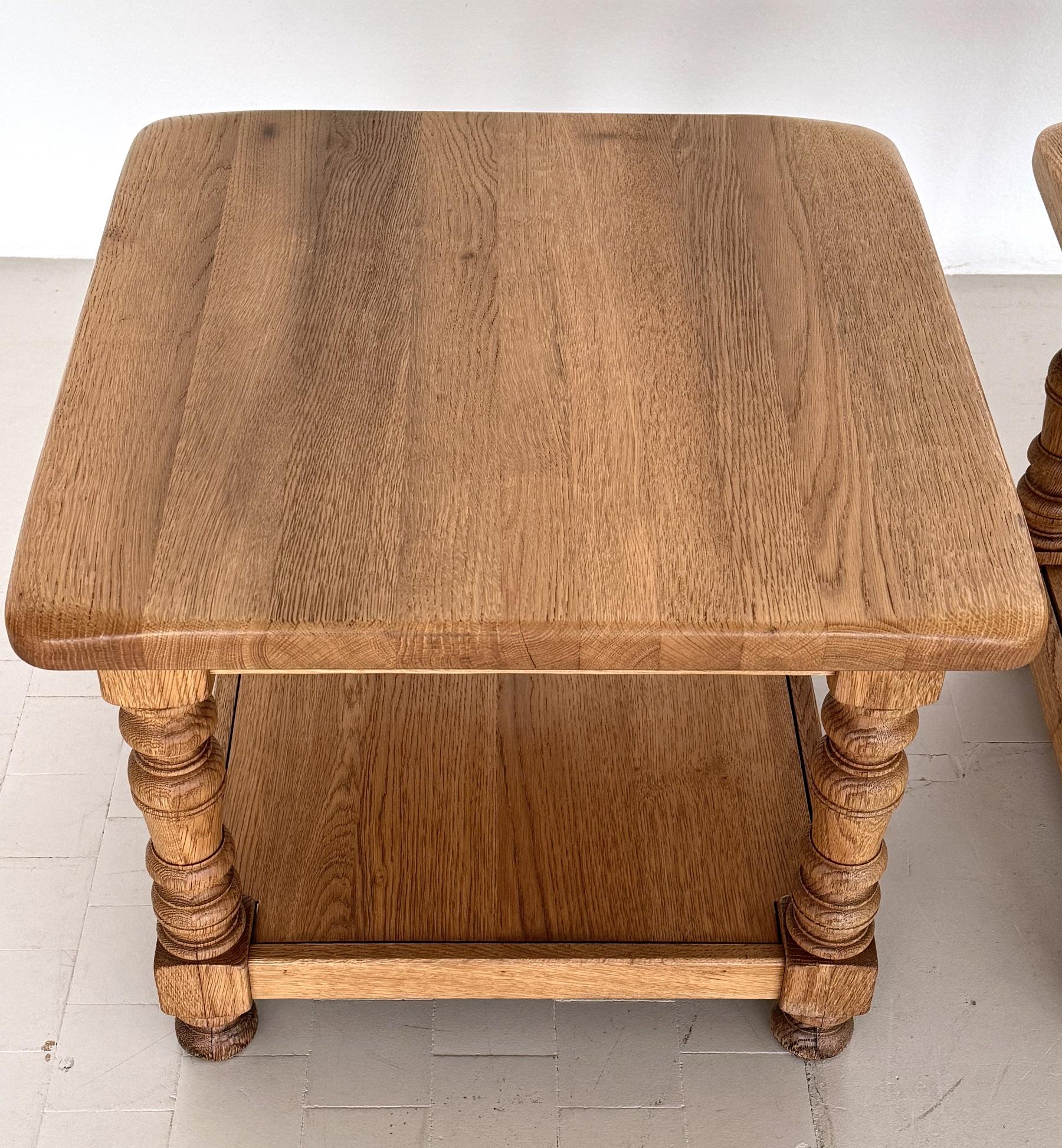 Fait main Tables d'appoint en chêne rustique texturé, fabriquées à la main par Vereinigte Werkstätten, 1970 en vente