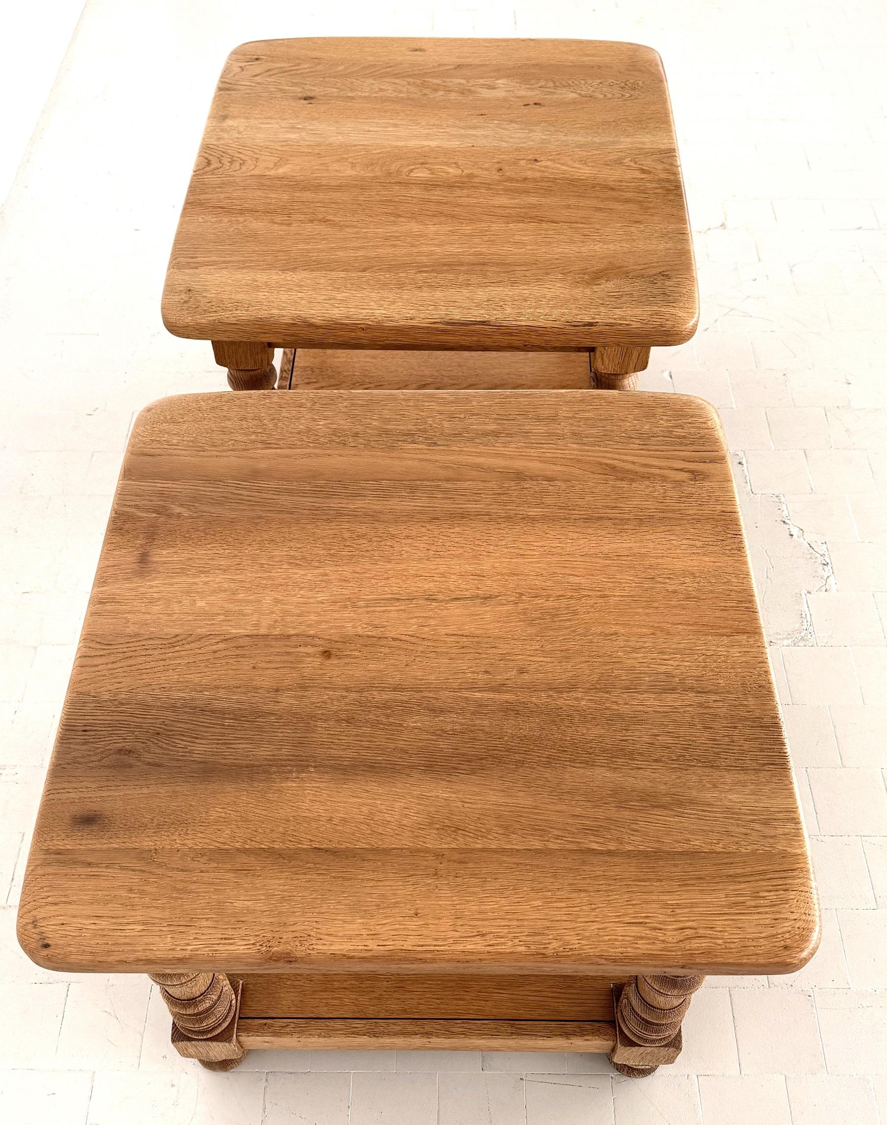 Tables d'appoint en chêne rustique texturé, fabriquées à la main par Vereinigte Werkstätten, 1970 Bon état - En vente à Morazzone, Varese