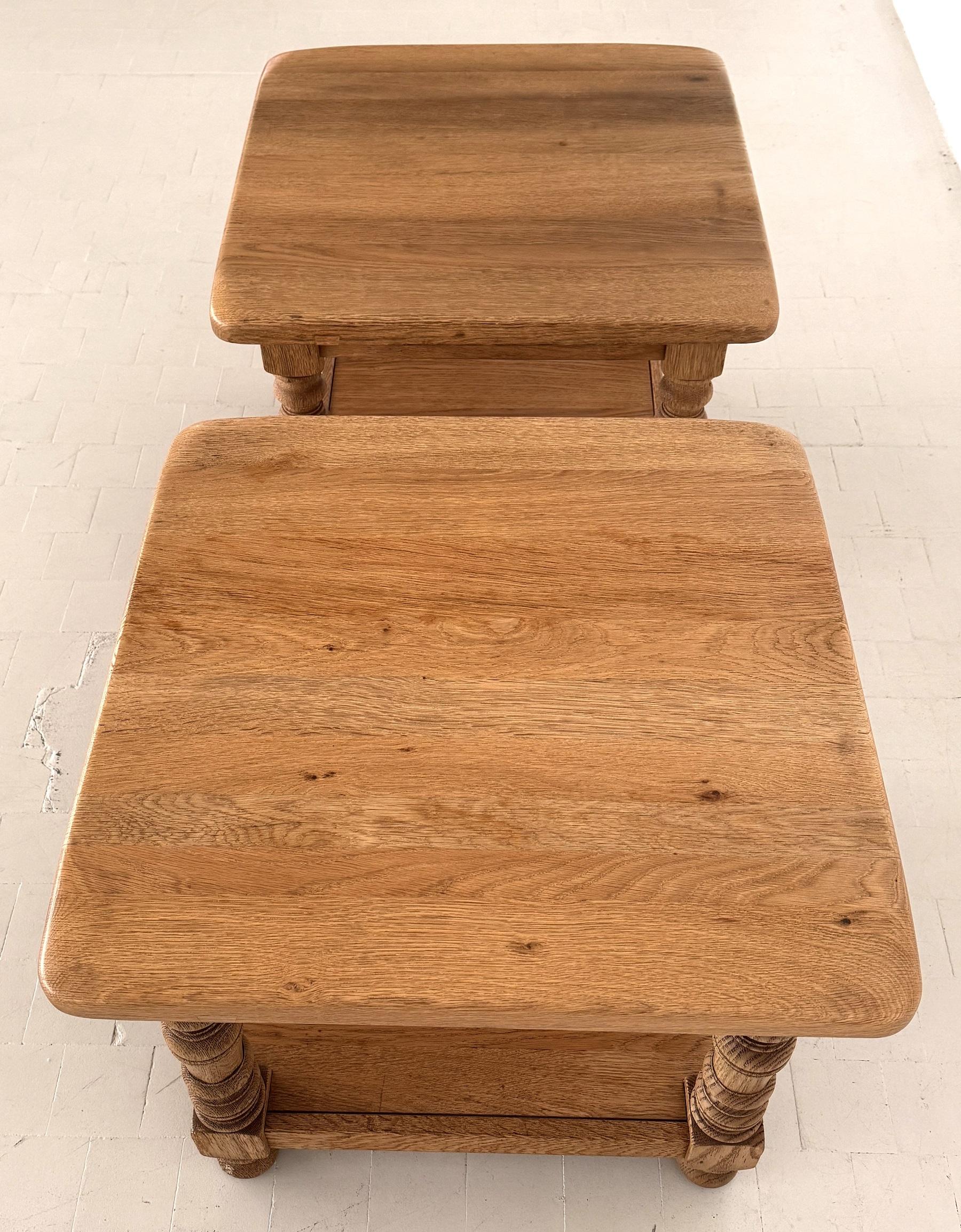 Fin du 20e siècle Tables d'appoint en chêne rustique texturé, fabriquées à la main par Vereinigte Werkstätten, 1970 en vente