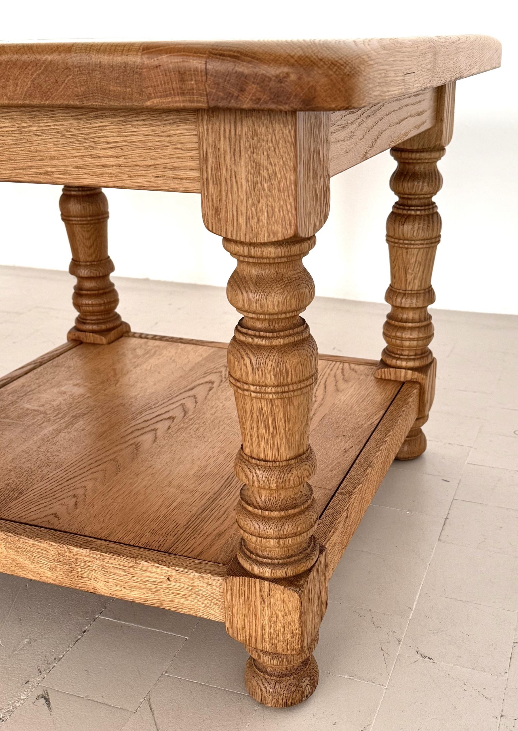 Chêne Tables d'appoint en chêne rustique texturé, fabriquées à la main par Vereinigte Werkstätten, 1970 en vente
