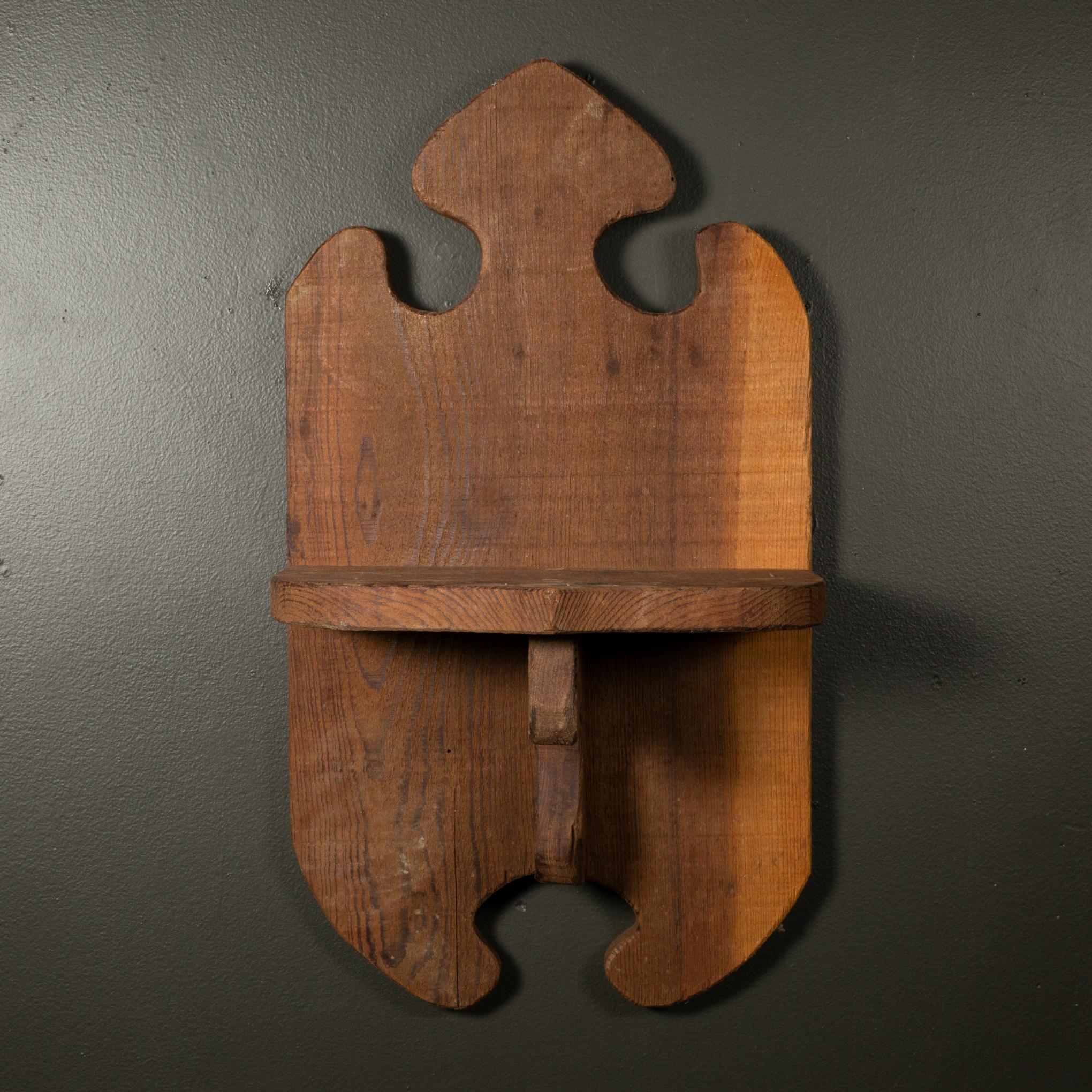 ACERCA DE

Una original estantería de pared colgante hecha a mano. 

    CREADOR Desconocido. 
    FECHA DE FABRICACIÓN c.1940-1950. 
    MATERIALES Y TÉCNICAS Madera. 
    ESTADO Bueno. Desgaste propio de la edad y el uso.
    DIMENSIONES H 21,75