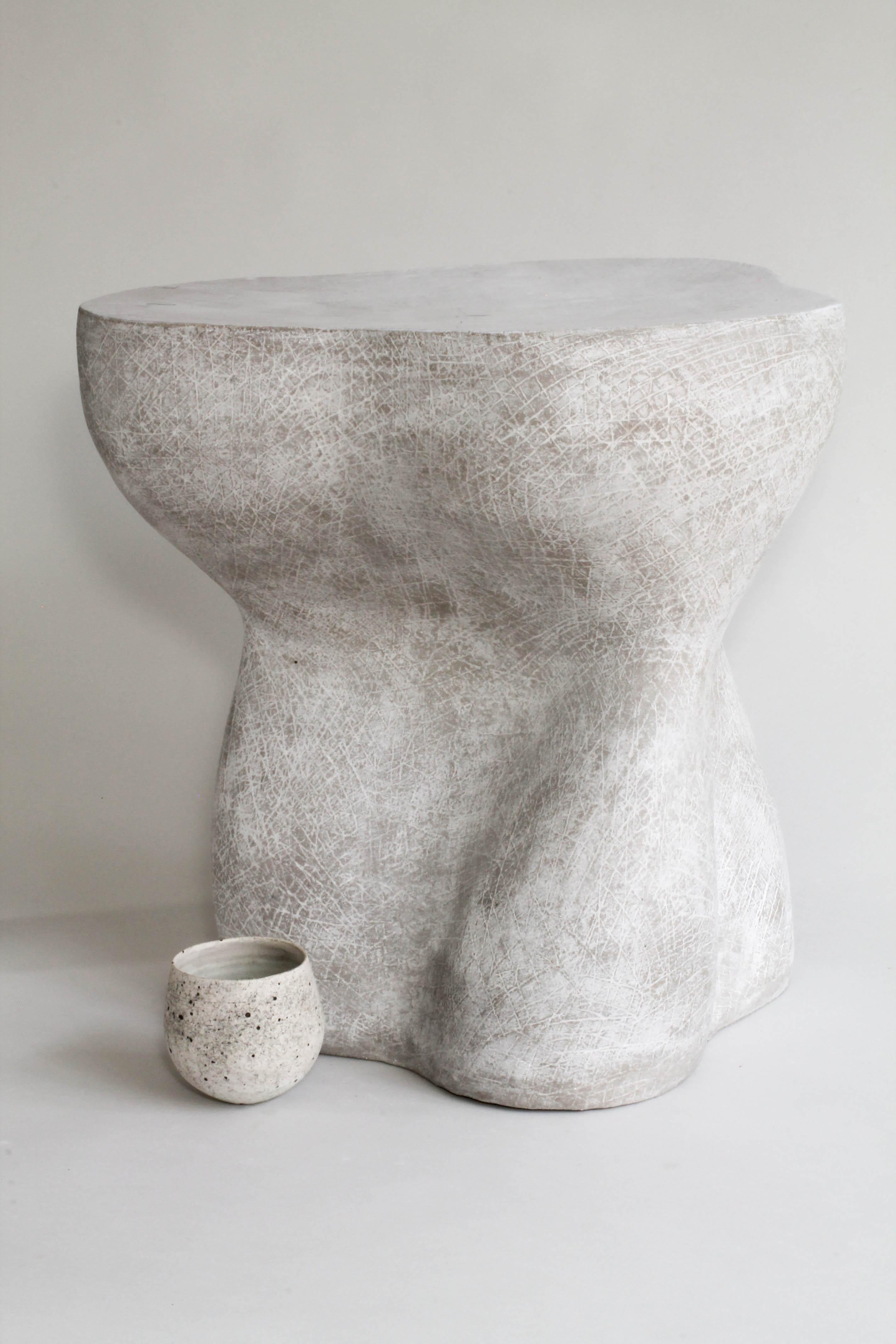 Table d'appoint sculpturale en céramique fabriquée à la main en vente 2