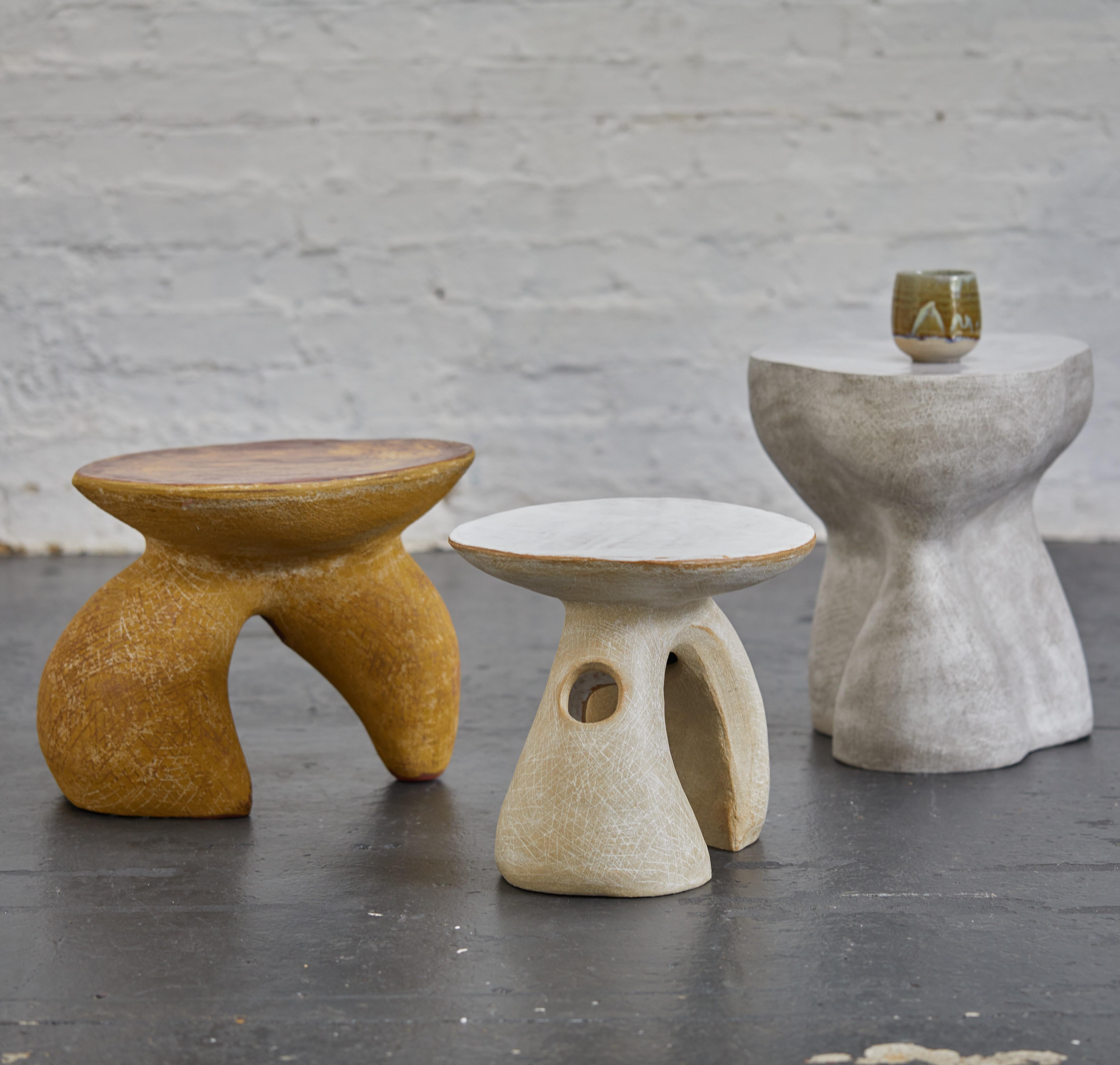 Table d'appoint sculpturale en céramique fabriquée à la main en vente 3