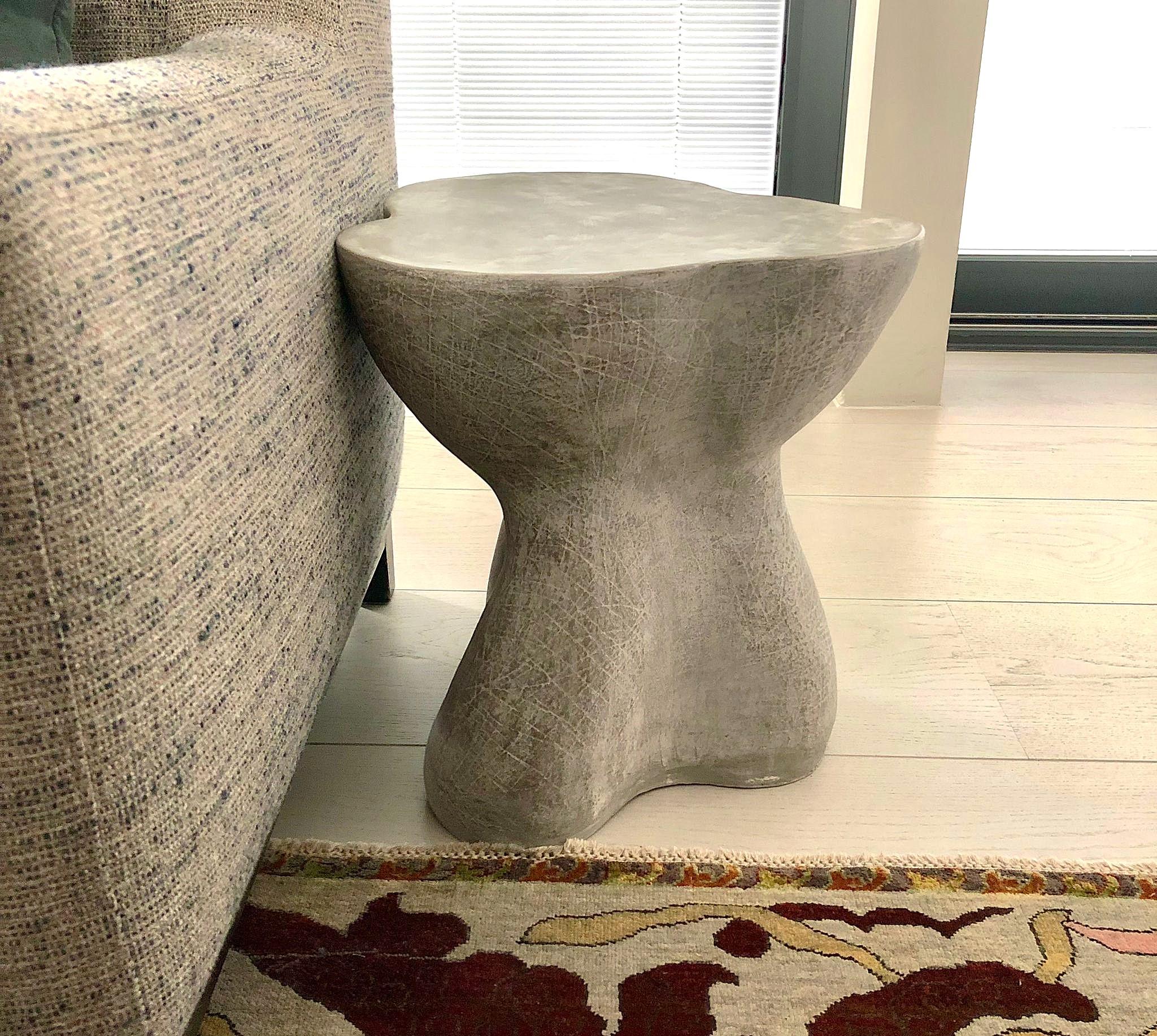 Table d'appoint sculpturale en céramique fabriquée à la main en vente 6